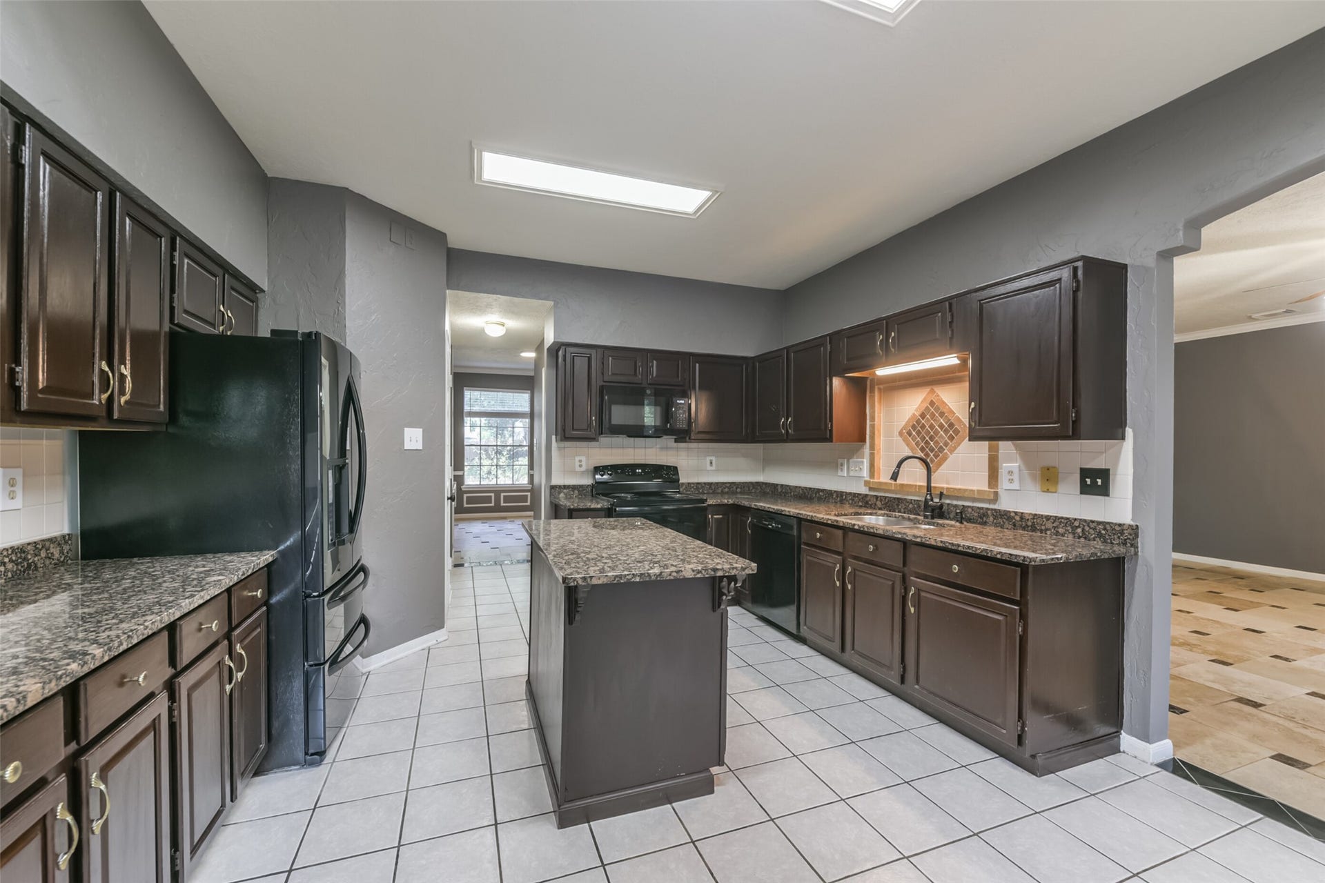 2509 S Mission Circle, Friendswood, TX 77546 Refrigerator included