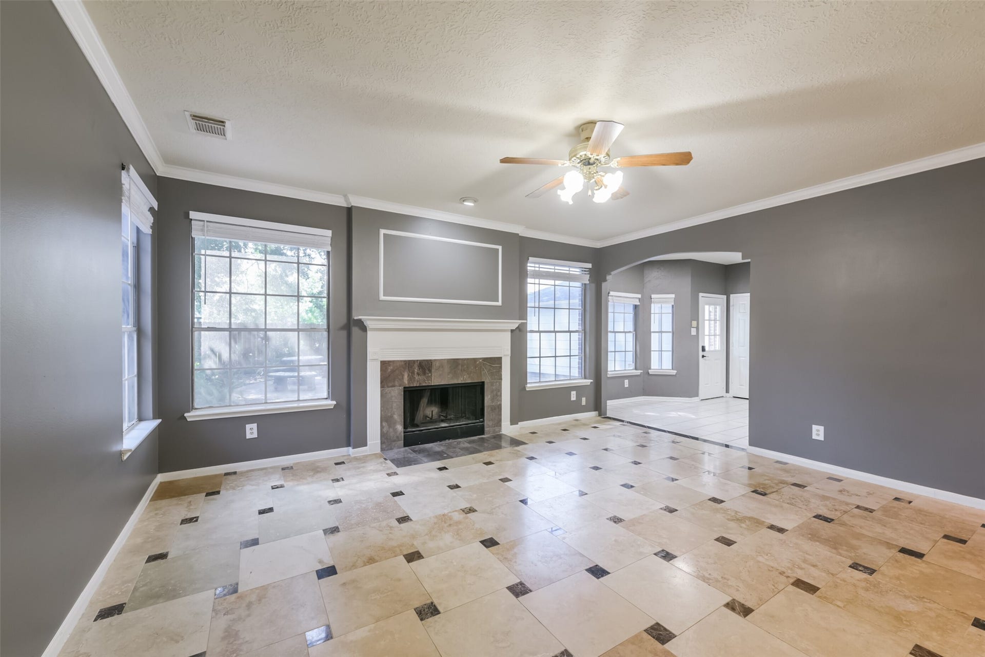2509 S Mission Circle, Friendswood, TX 77546 Family room