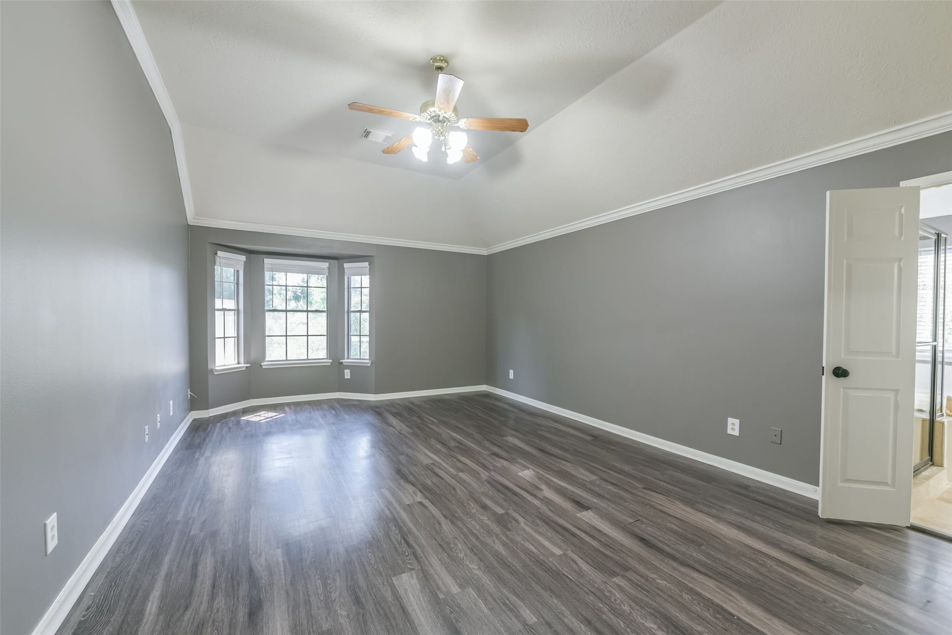 2509 S Mission Circle, Friendswood, TX 77546 The spacious and inviting upstairs primary bath features elegant finishes and abundant natural light, creating a serene retreat.