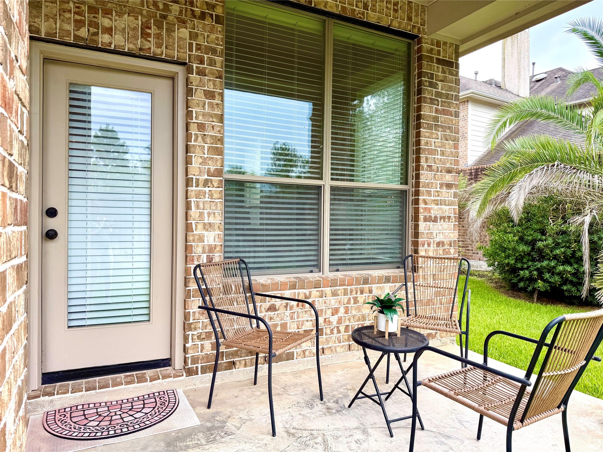 175 Oarwood Place, Spring, TX 77389 Convenient covered patio