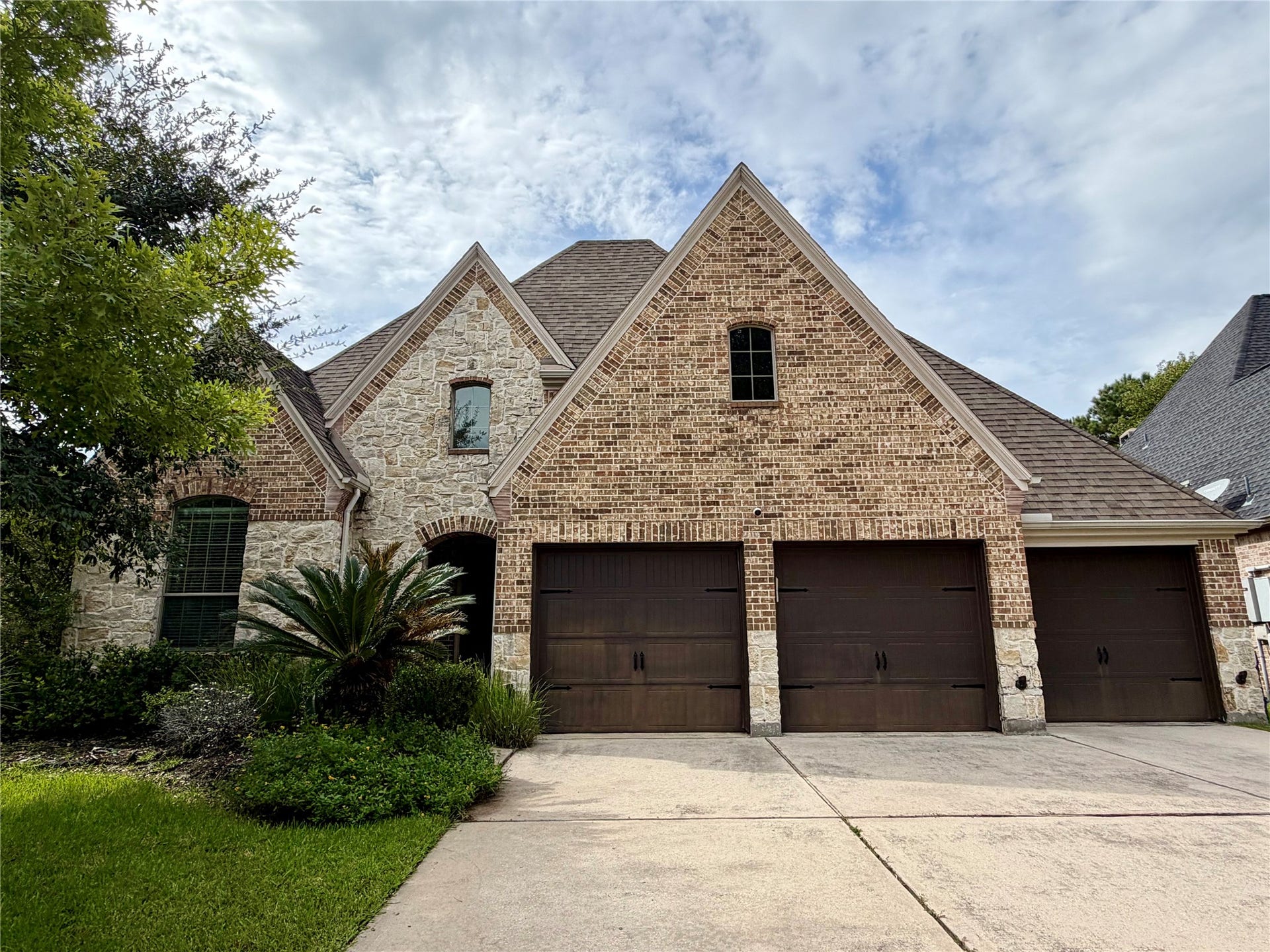 175 Oarwood Place, Spring, TX 77389 Beautiful stone & brick elevation.