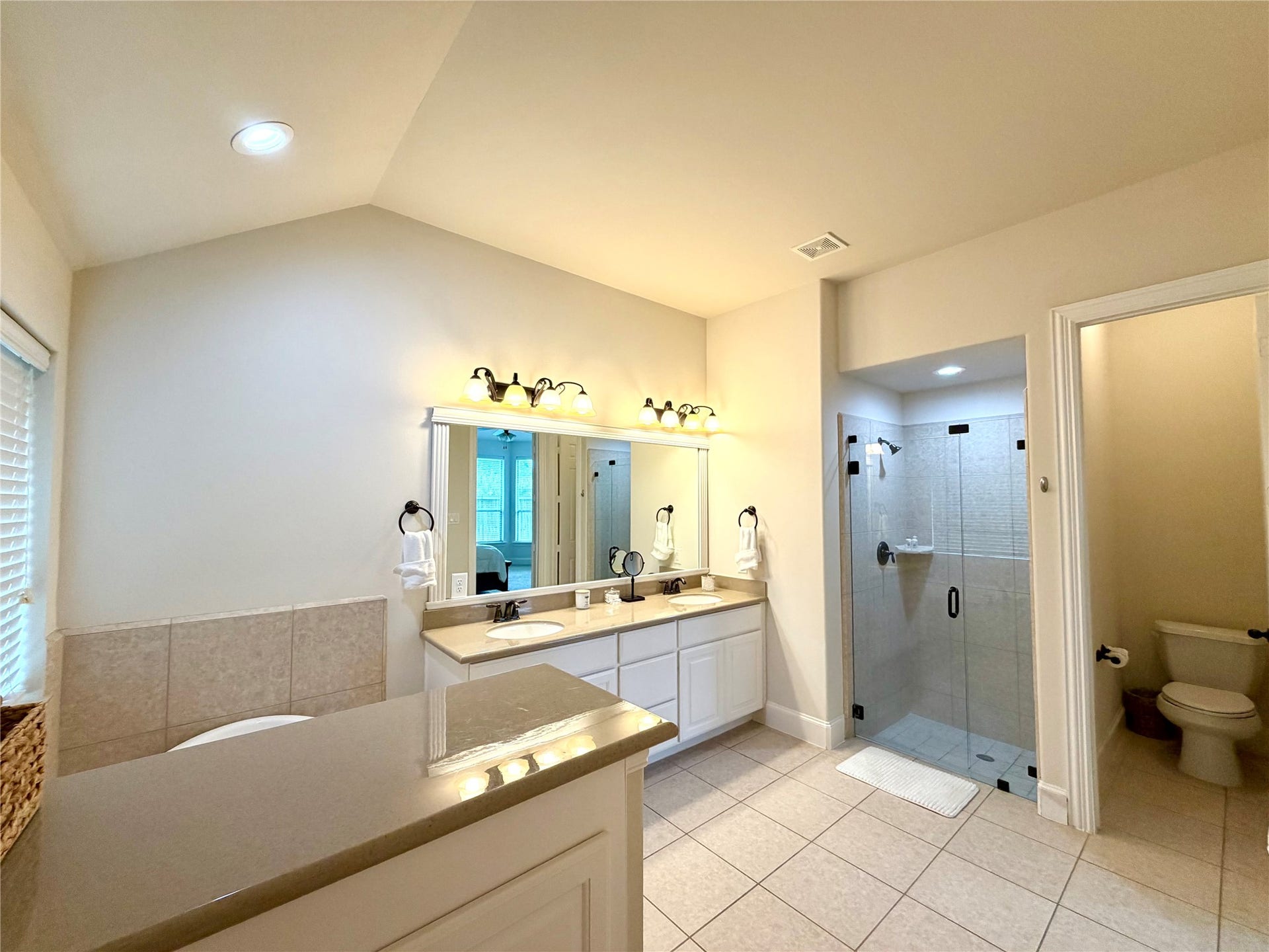 175 Oarwood Place, Spring, TX 77389 Spacious primary bathroom