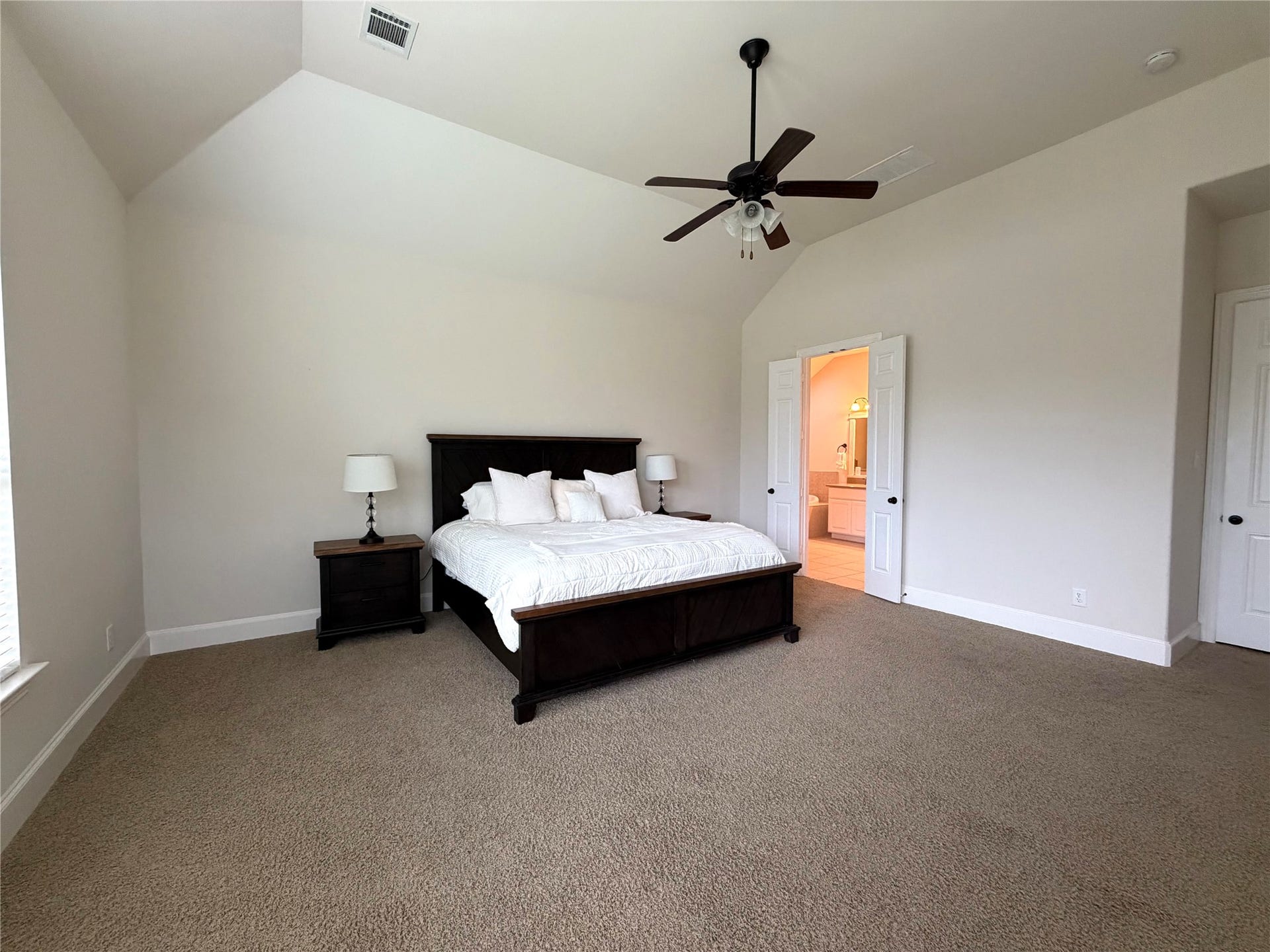 175 Oarwood Place, Spring, TX 77389 High ceilings and en-suite bathroom