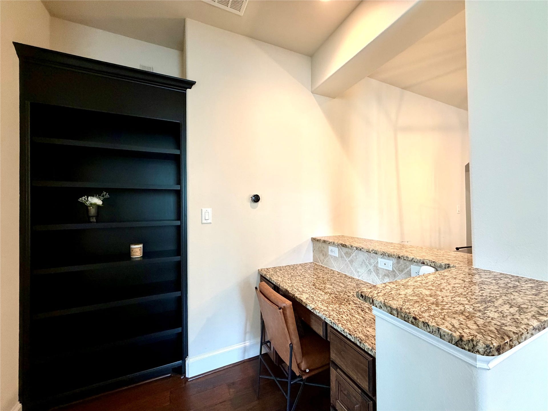 175 Oarwood Place, Spring, TX 77389 Convenient dry bar or tech nook area
