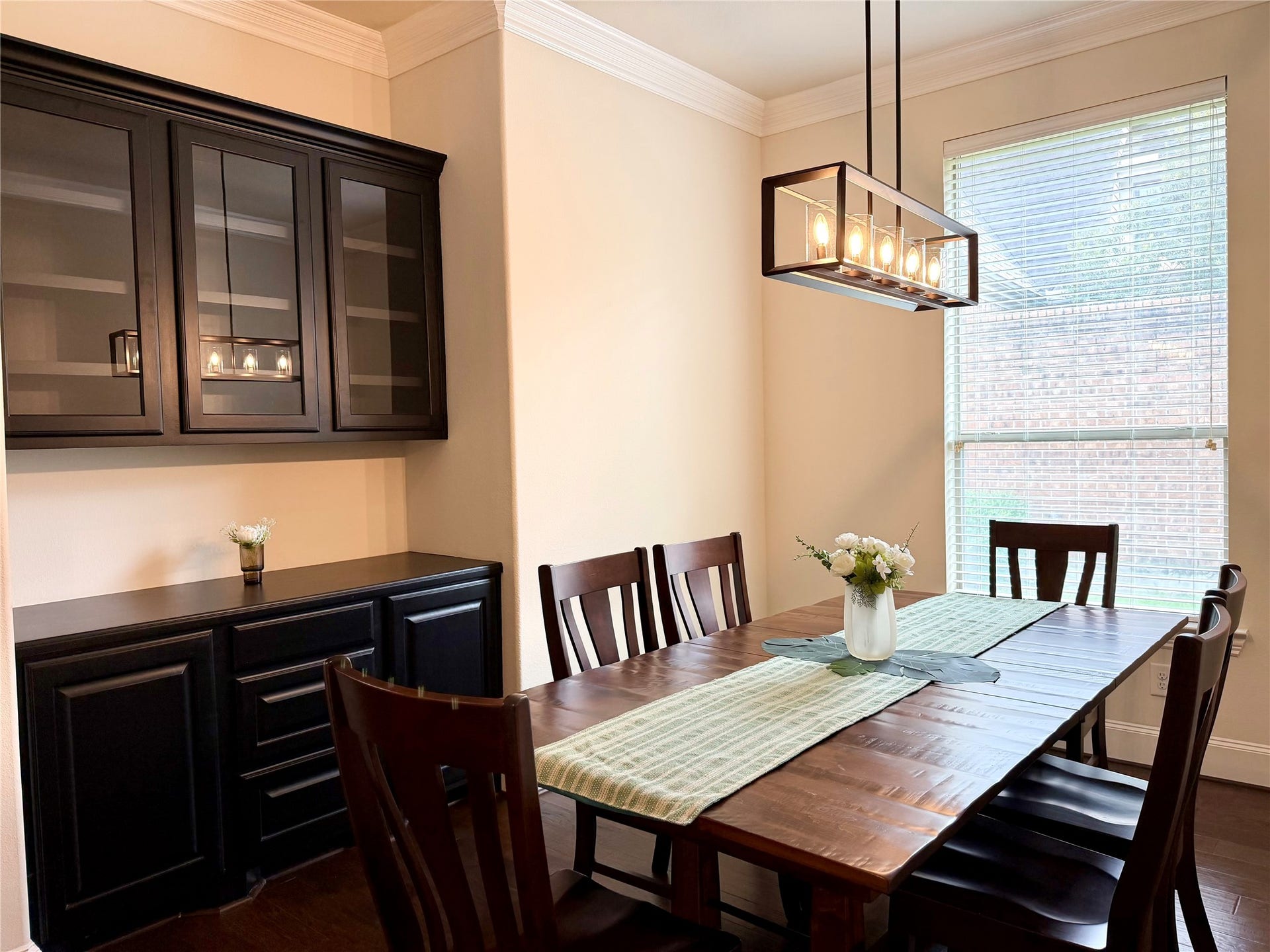 175 Oarwood Place, Spring, TX 77389 Dining area with butlers pantry