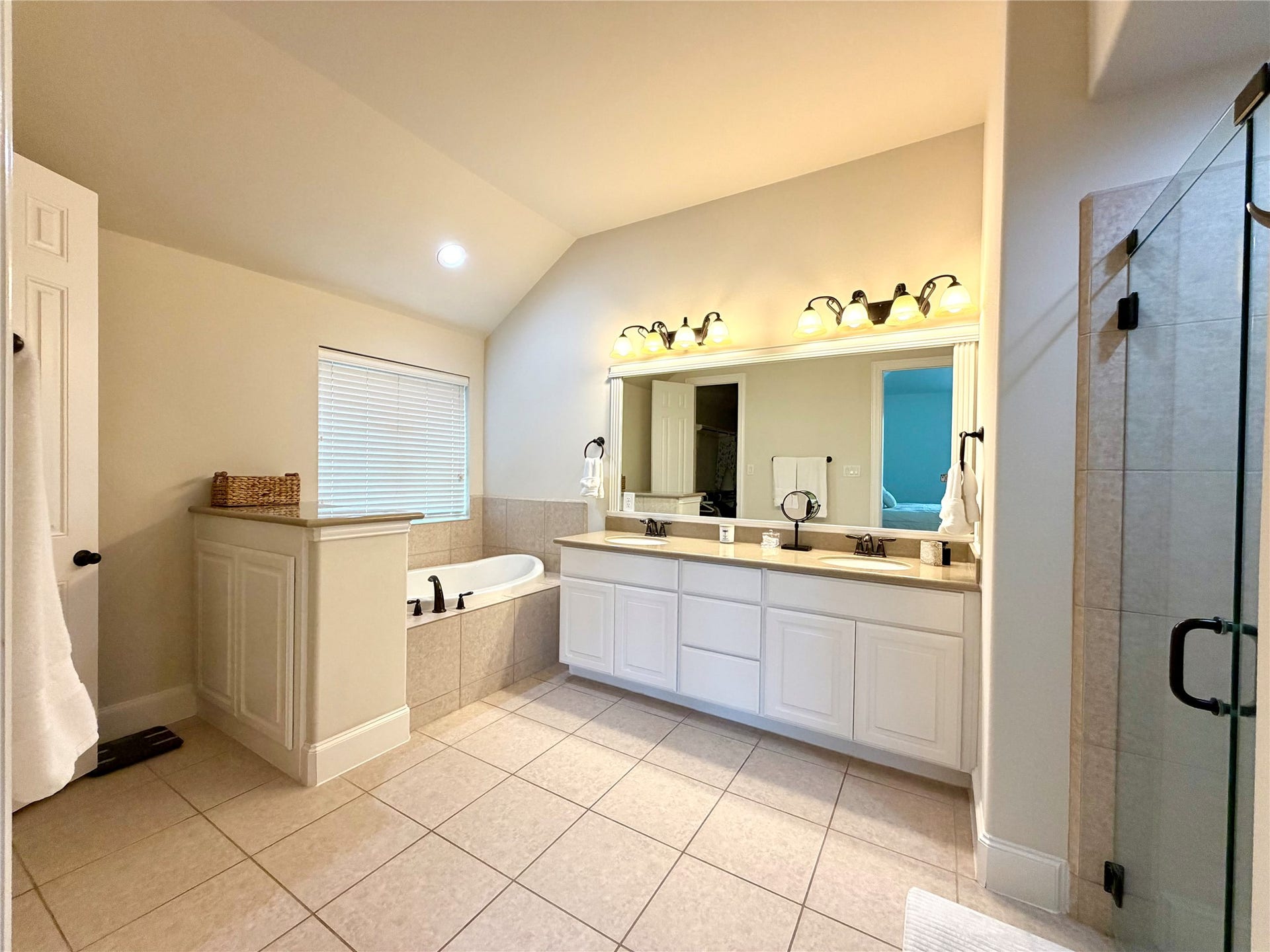 175 Oarwood Place, Spring, TX 77389 Double sinks, relaxing bathtub and walk in closet