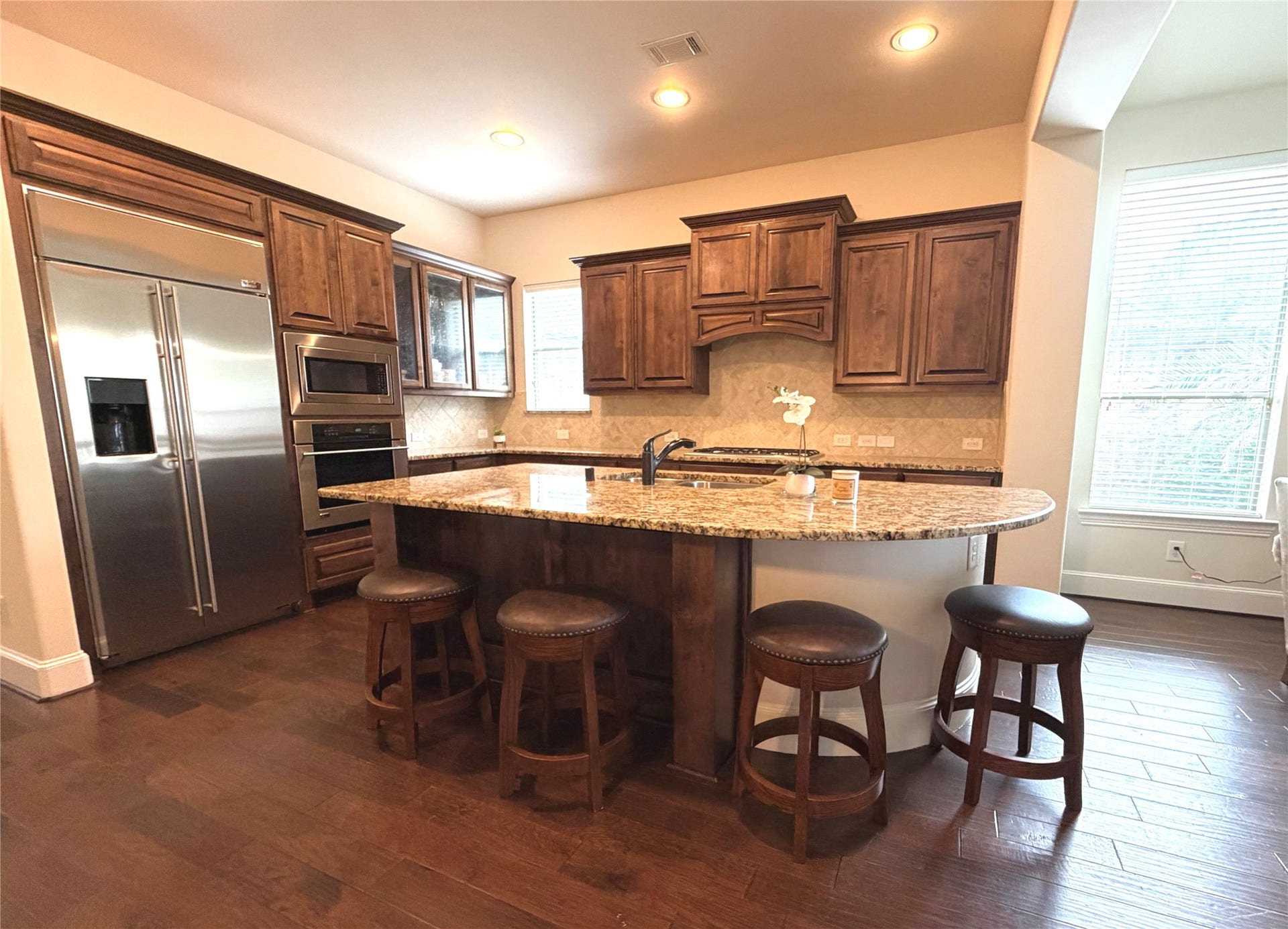 175 Oarwood Place, Spring, TX 77389 Elegant kitchen island with granite countertops
