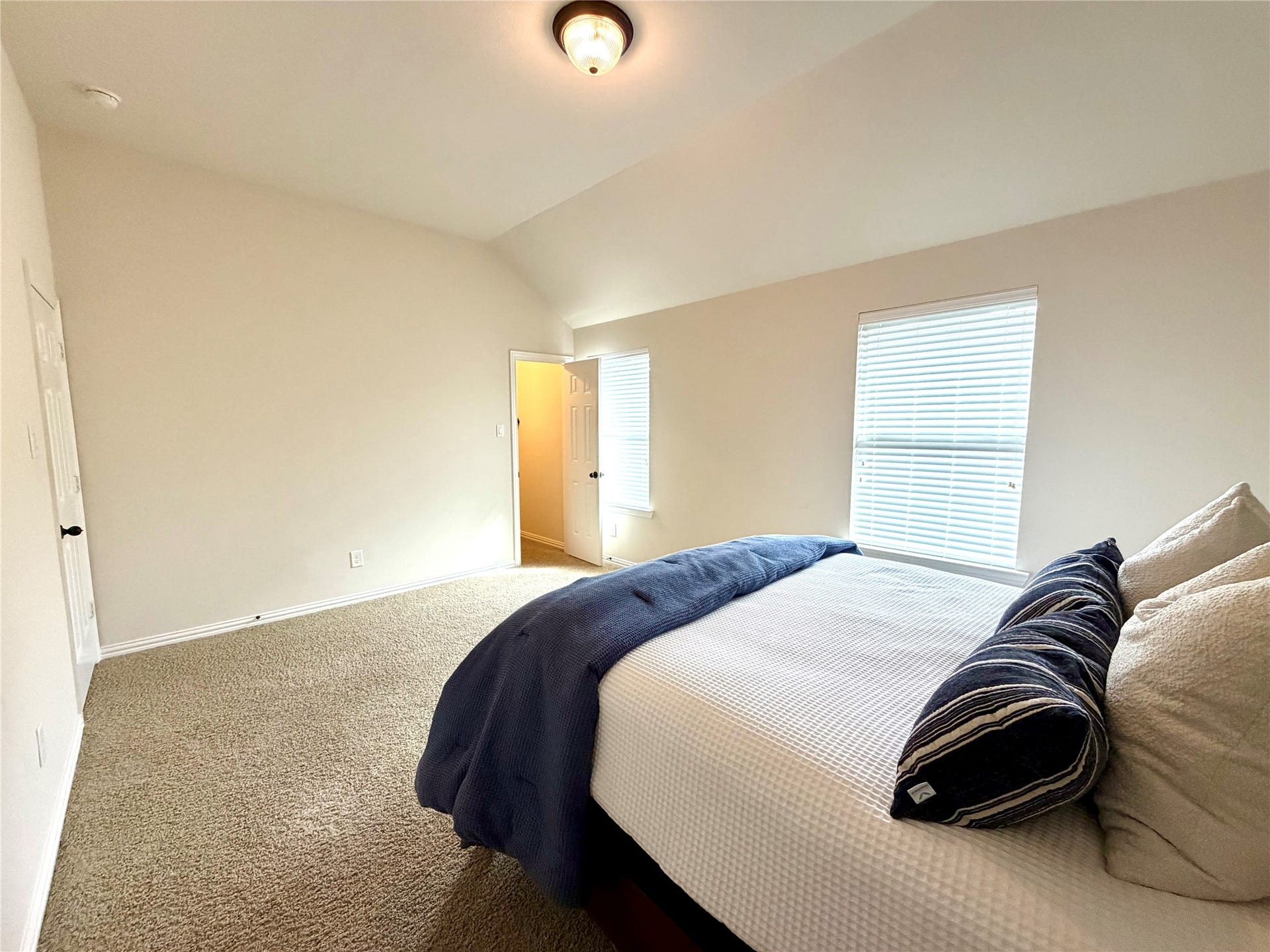 175 Oarwood Place, Spring, TX 77389 Nice vaulted ceiling and convenient closet