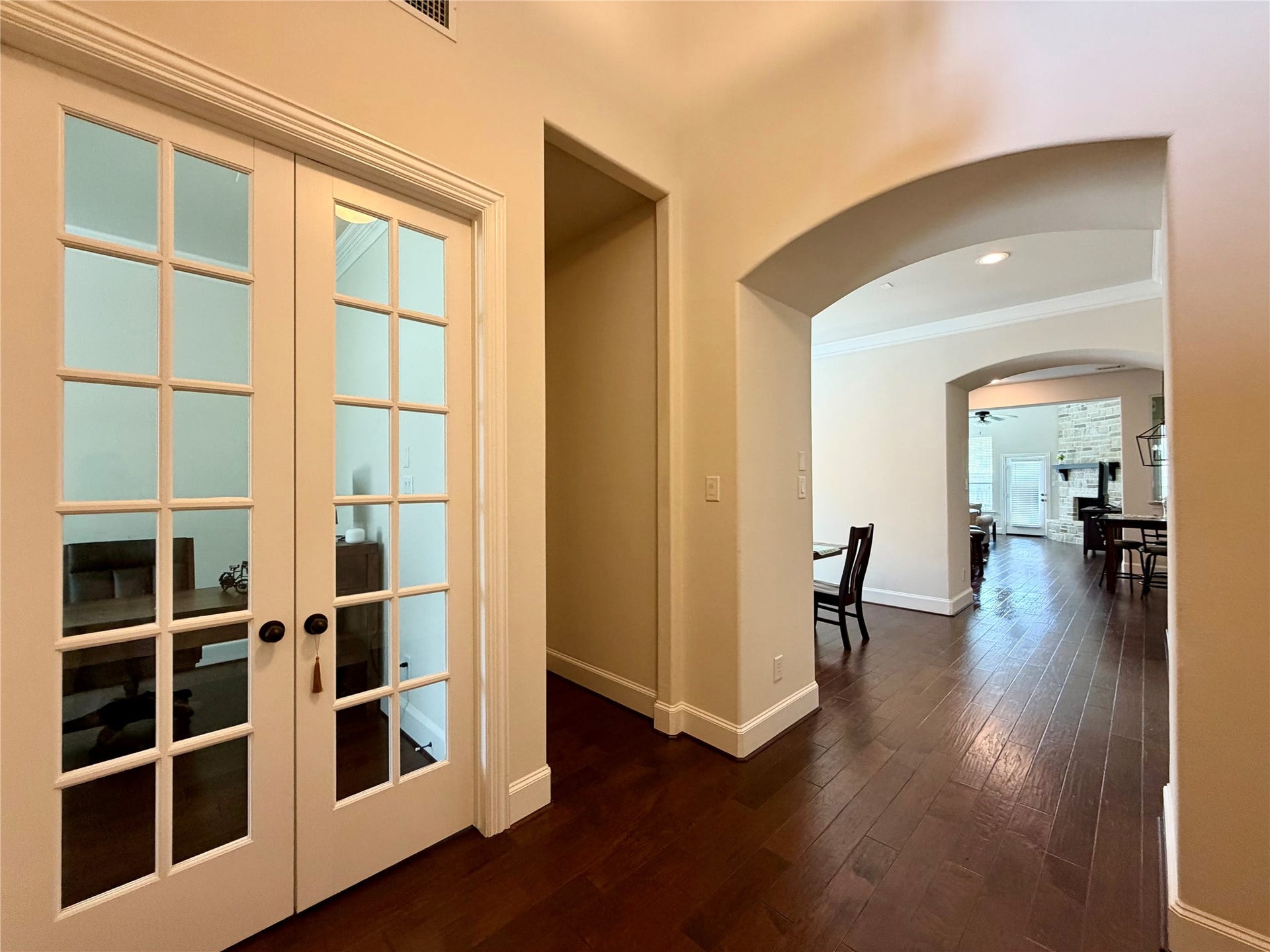 175 Oarwood Place, Spring, TX 77389 Elegant wood floors and high ceilings