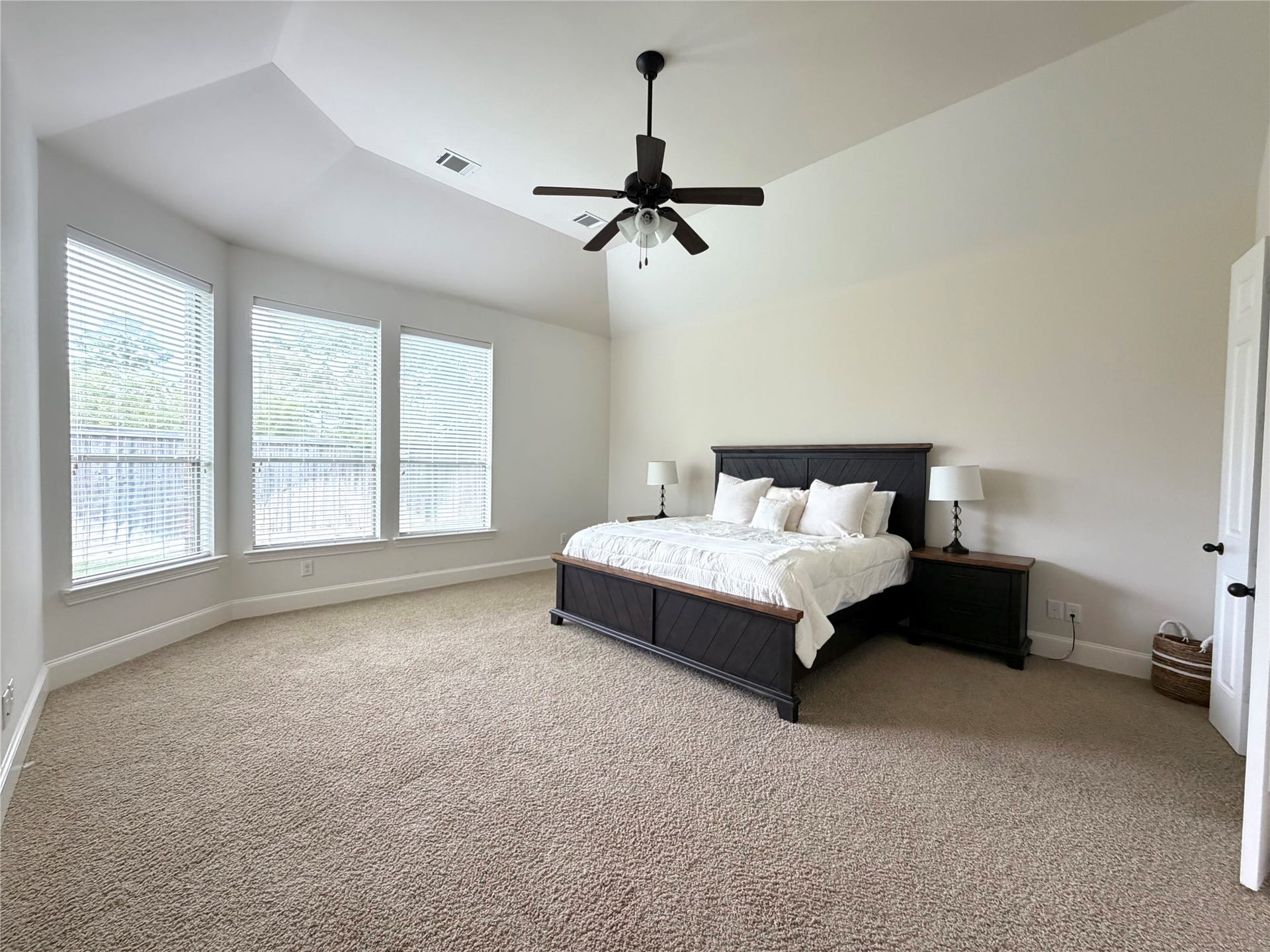 175 Oarwood Place, Spring, TX 77389 Large primary bedroom with bay windows