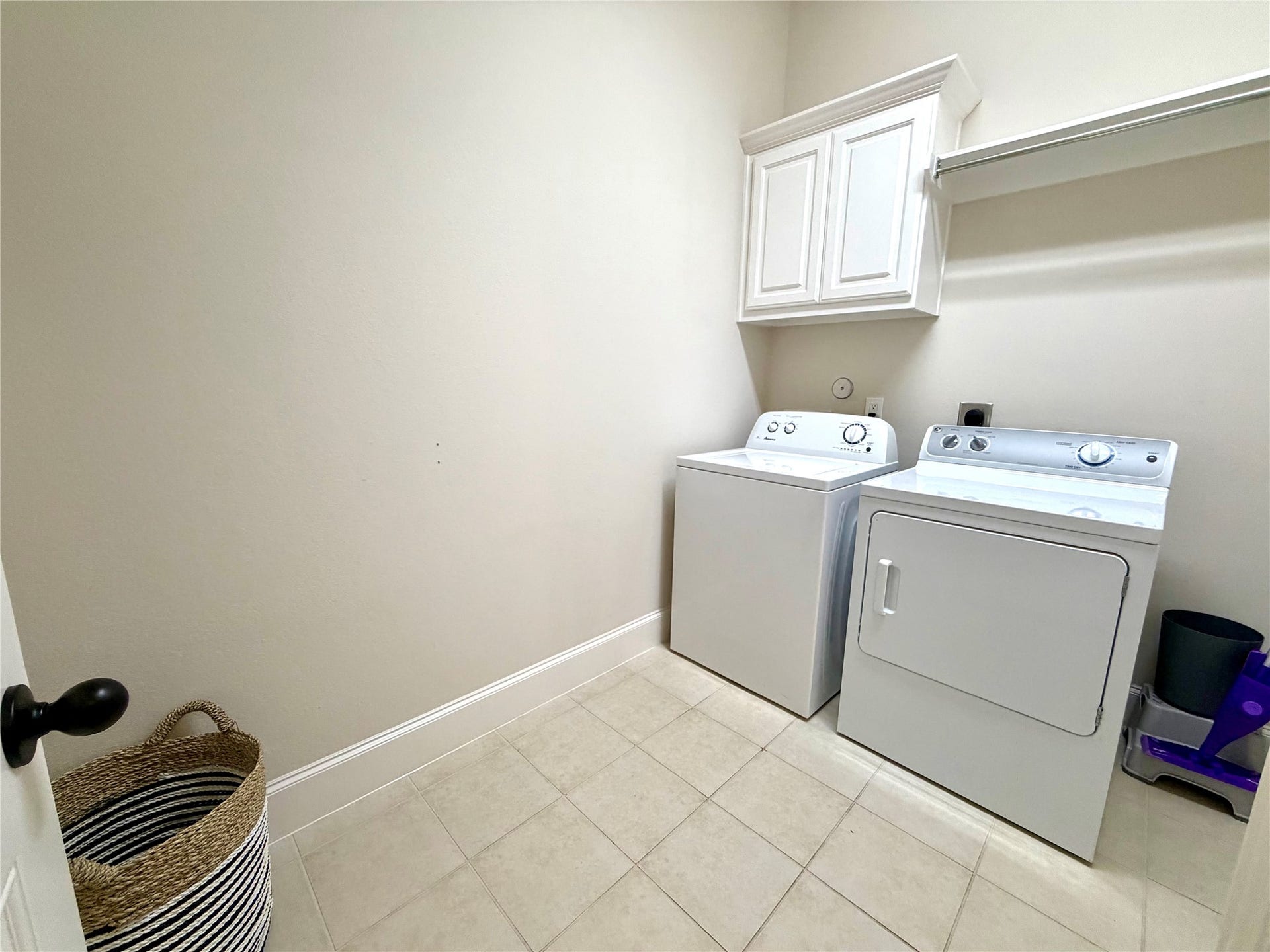 175 Oarwood Place, Spring, TX 77389 Spacious laundry room with cabinets. Washer & dryer included