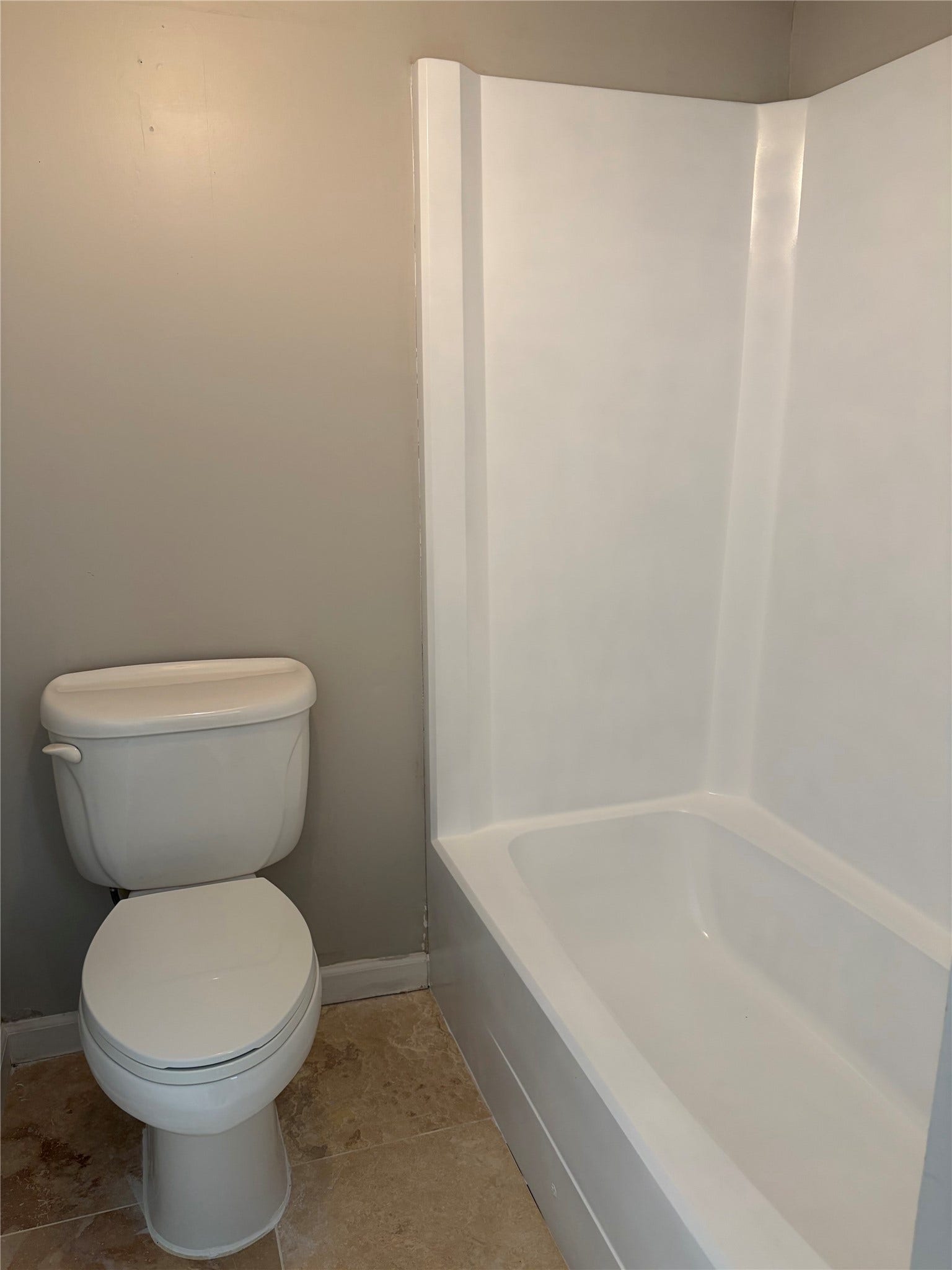 410 Riverside Drive, Alvin, TX 77511 The hall bath has a nice tub/shower combo