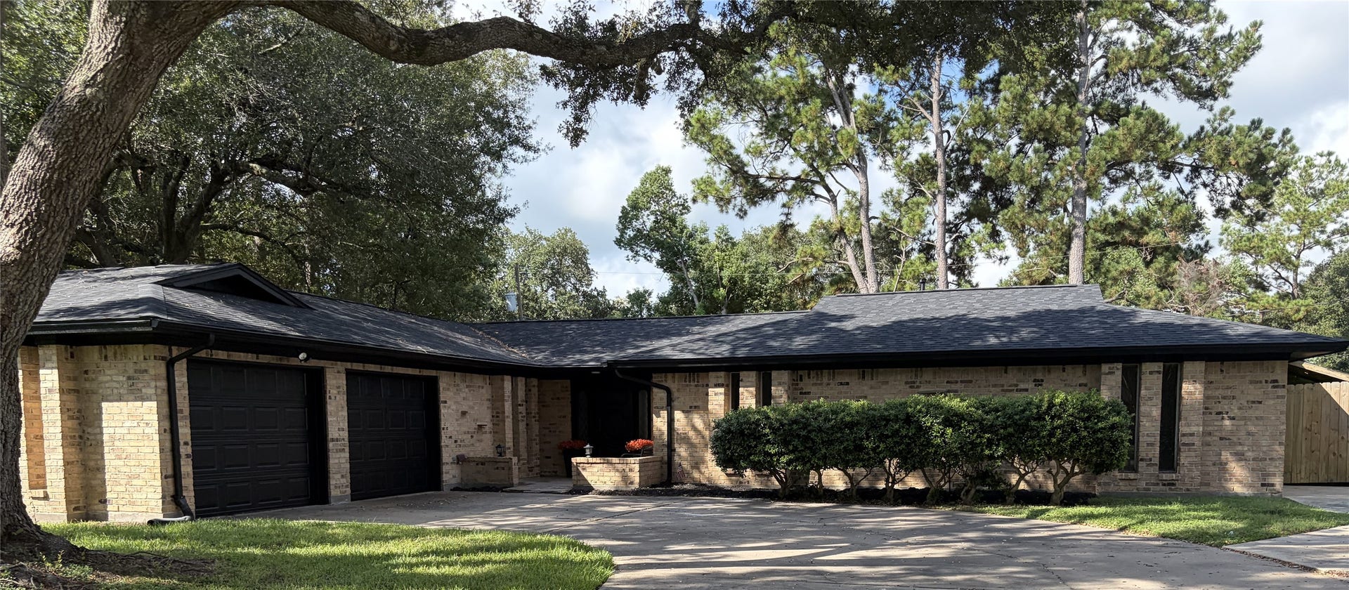 410 Riverside Drive, Alvin, TX 77511 Two car garage, PLUS a large workshop and half bath attached to it!