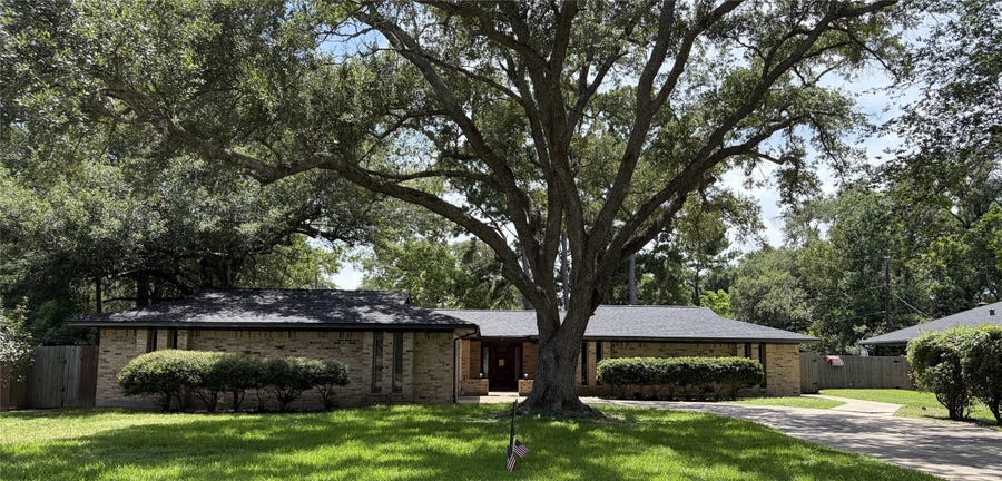 Property photo for 410 Riverside Drive, Alvin, TX