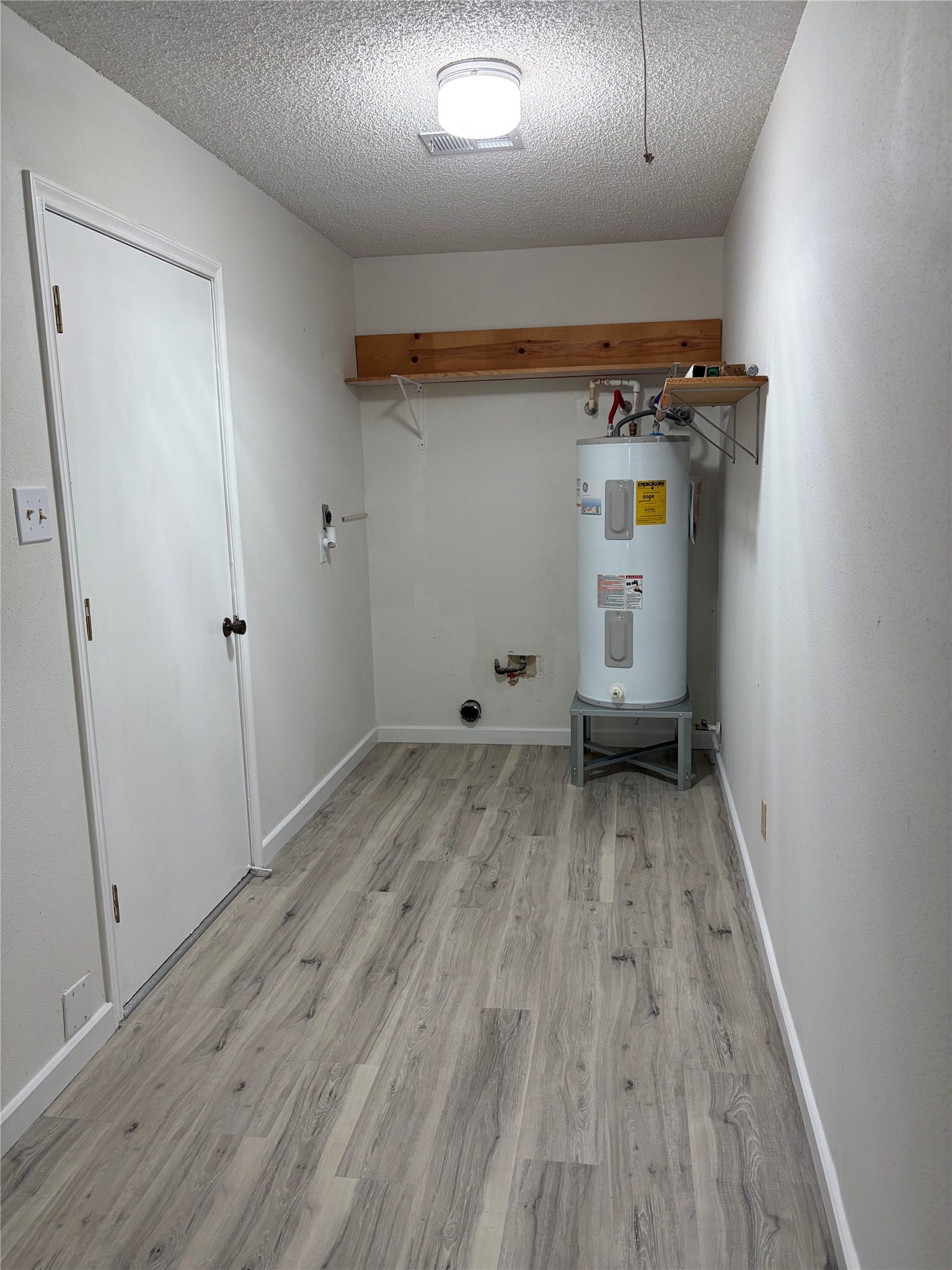 410 Riverside Drive, Alvin, TX 77511 The utility room has lots of room and is inside the home. The washing machine hook ups are to the left as you walk in. The dryer hook ups are straight ahead.