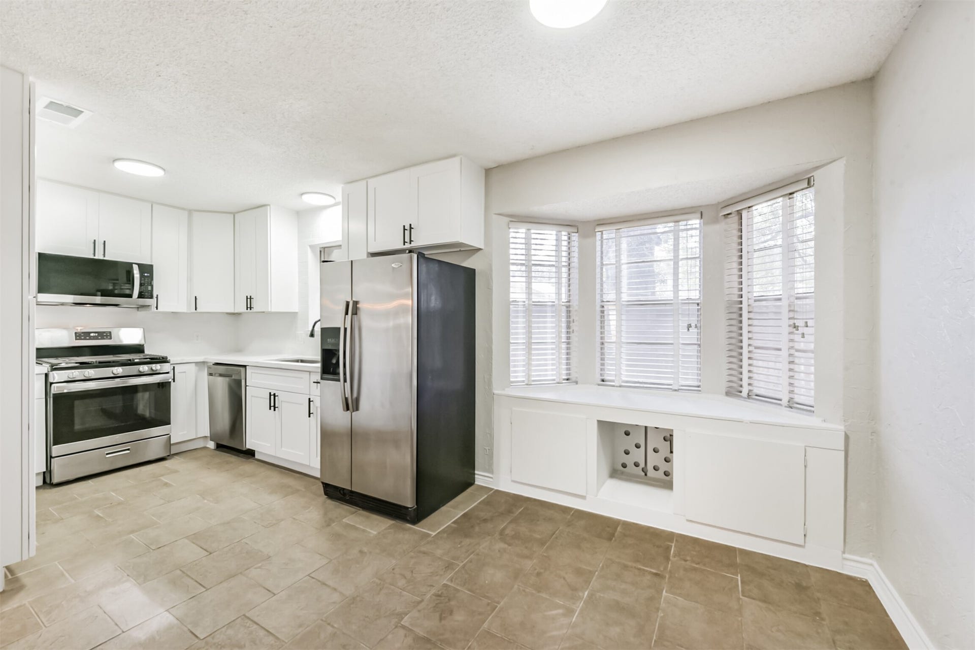 410 Riverside Drive, Alvin, TX 77511 There is a spot for a mini wine fridge or a cute storage basket in the window seat.
