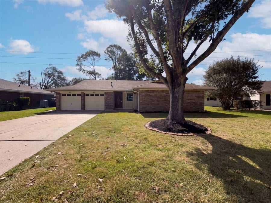 Property photo for 609 Heather Lane, Friendswood, TX
