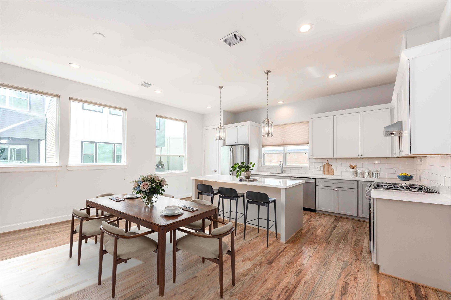 2471 W 11th Street, Houston, TX 77008 TONS Of Natural Light Pours In This Sought After Corner Unit - Large Gallery Windows, High Ceilings, SS Gas Appliances. An Entertainers/Chef Kitchen! *Virtually Staged