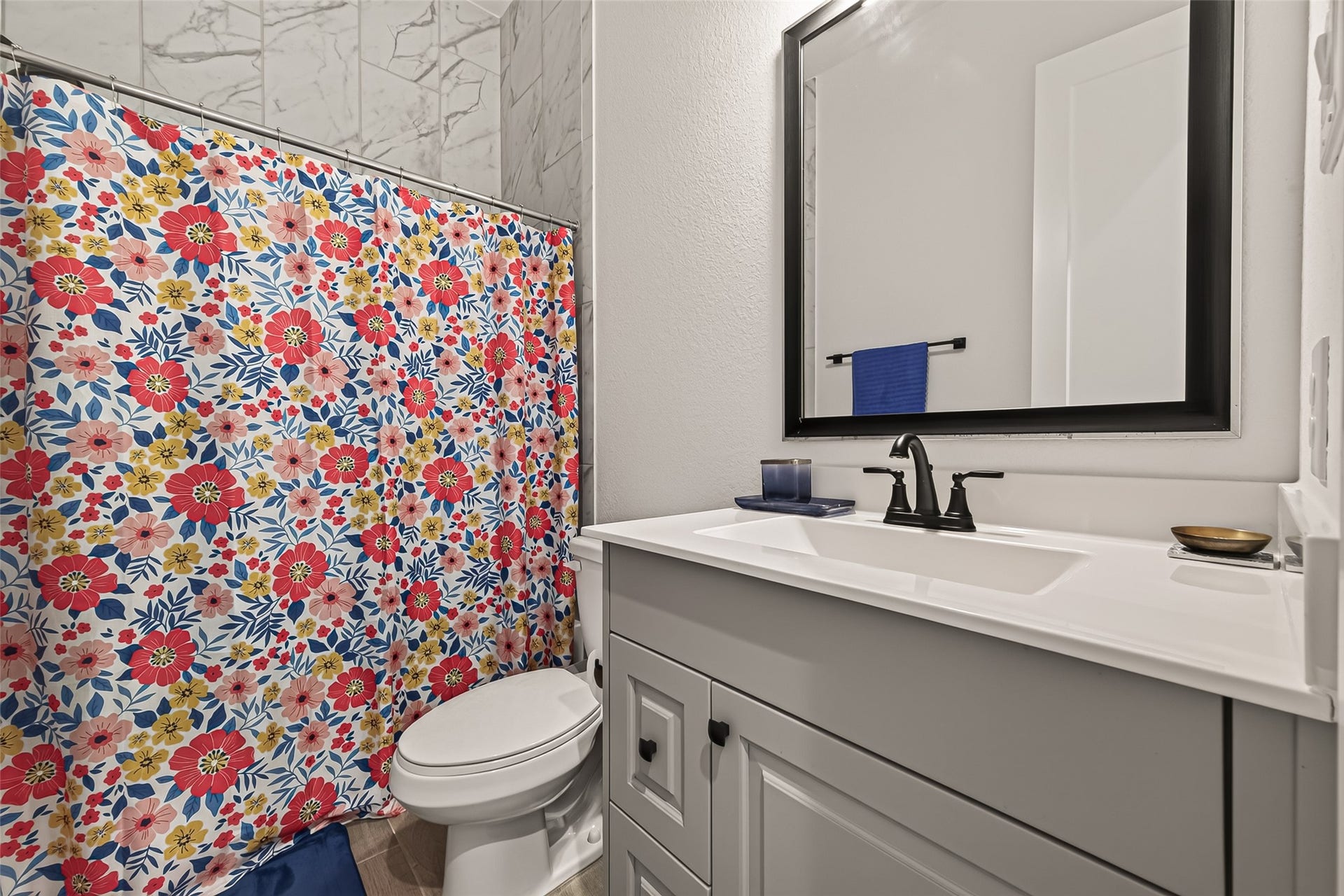 10730 Hidden Rock Drive, Missouri City, TX 77459 Guest bathroom featuring a private layout adjacent to the guest bedroom, complete with a functional tub and shower combination.