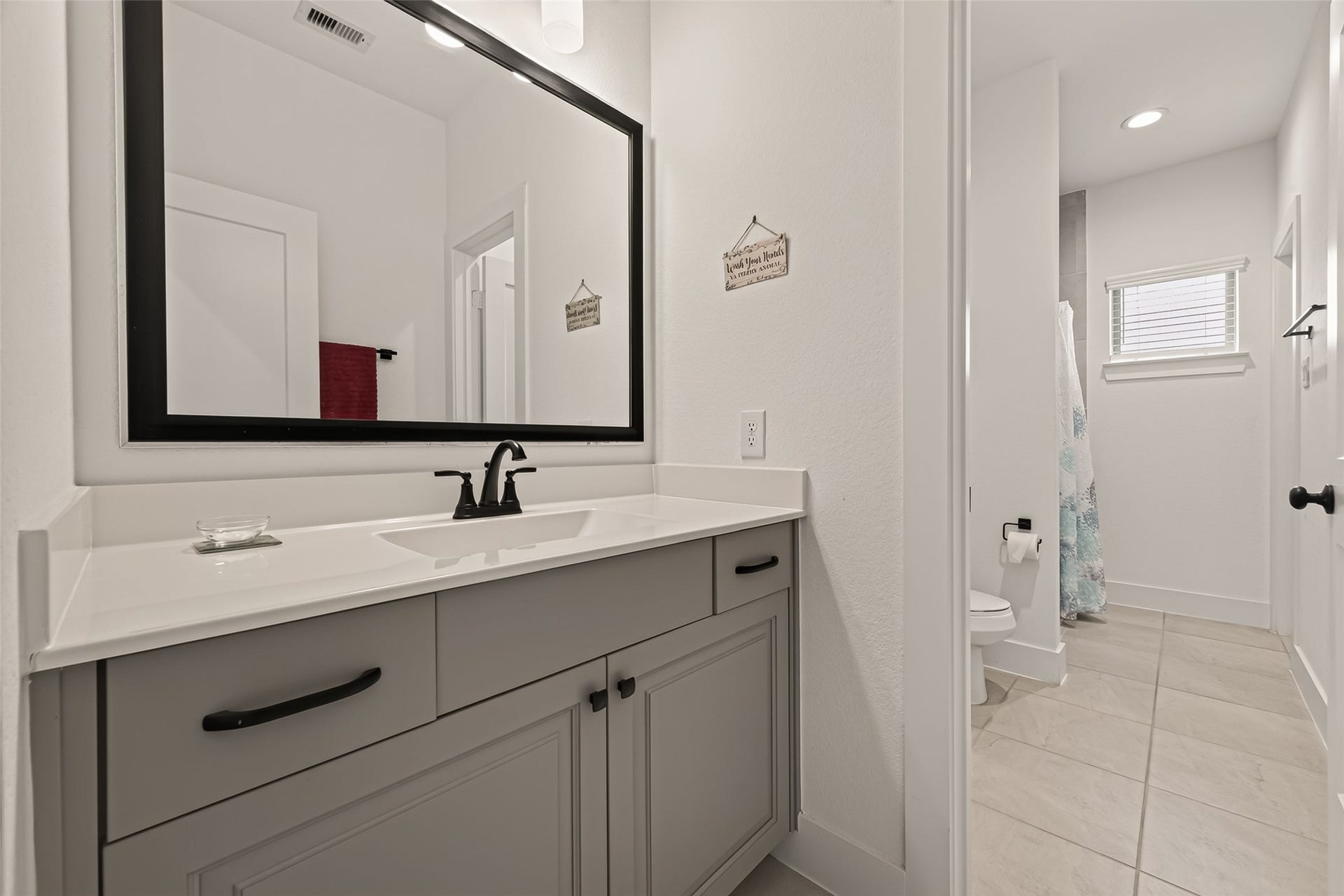 10730 Hidden Rock Drive, Missouri City, TX 77459 Secondary bathroom located adjacent to the game/family room, serving both upstairs bedrooms and the common living area.