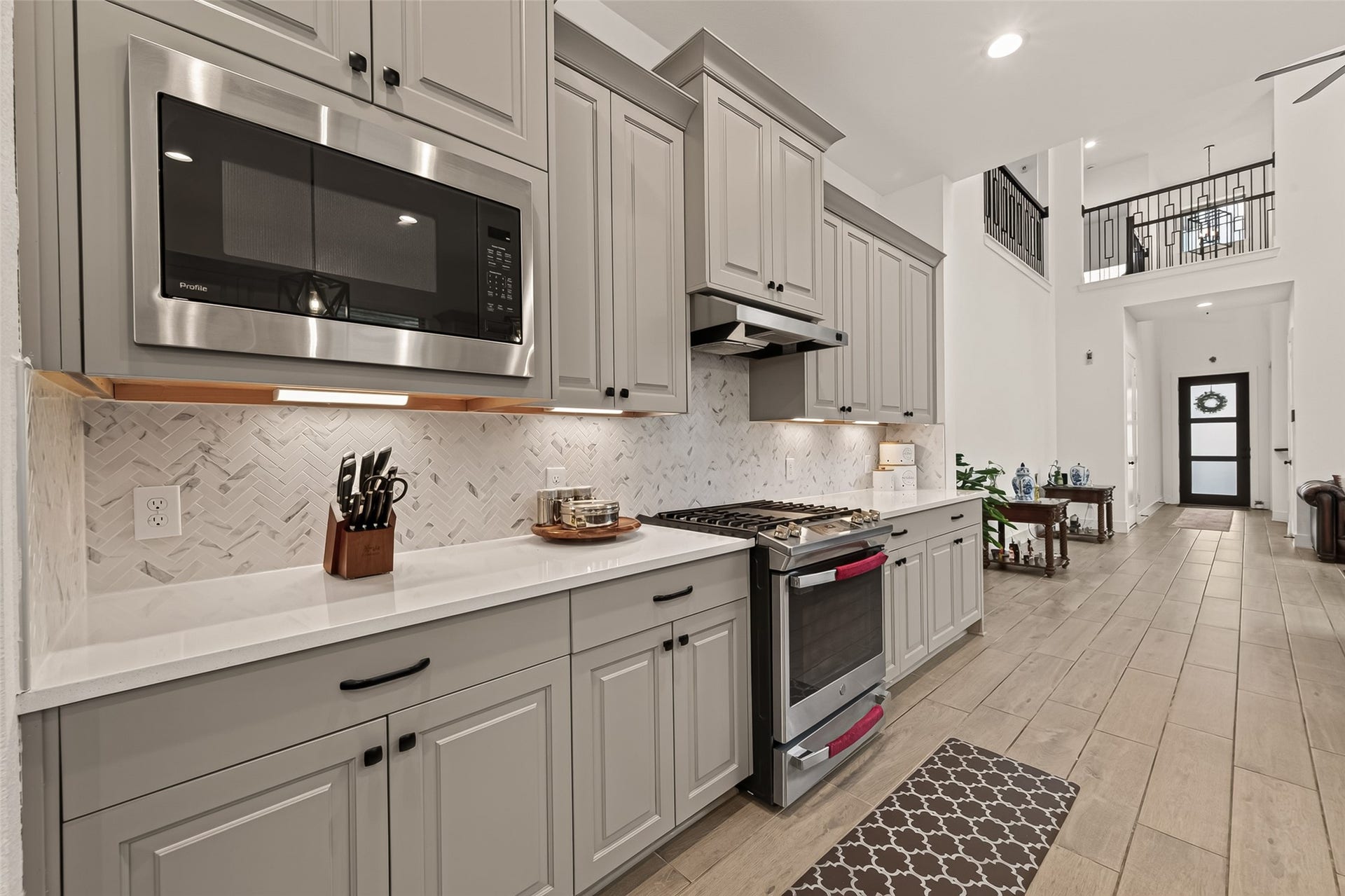 10730 Hidden Rock Drive, Missouri City, TX 77459 Stunning gourmet kitchen featuring sleek stainless steel appliances, an abundance of custom cabinetry for ample storage, and a premium range equipped with a high-performance convection oven.
