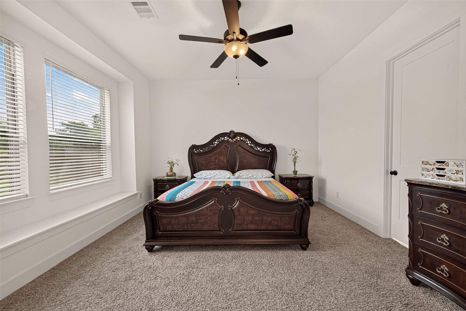 10730 Hidden Rock Drive, Missouri City, TX 77459 Primary suite located adjacent to the dining area at the rear of the home, featuring picturesque views of the backyard and the privacy of having no back neighbors.