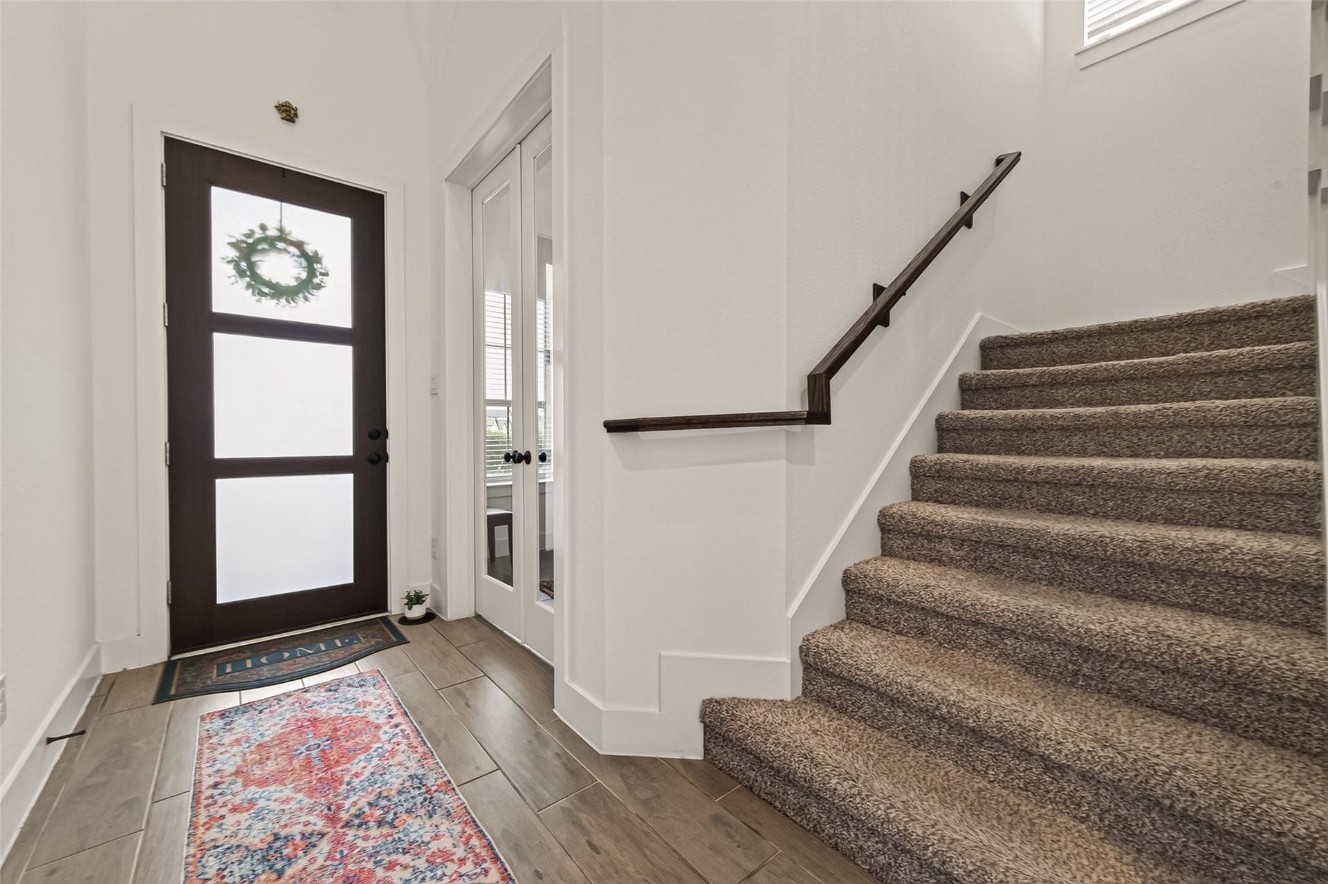 10730 Hidden Rock Drive, Missouri City, TX 77459 inviting, open-concept living area bathed in natural light. The seamless transition from the grand entryway into the spacious floor plan highlights the elegant craftsmanship throughout the property. This home perfectly balances warmth with modern sophistication, offering a welcoming atmosphere that is ideal for both comfortable daily living and effortless entertaining.