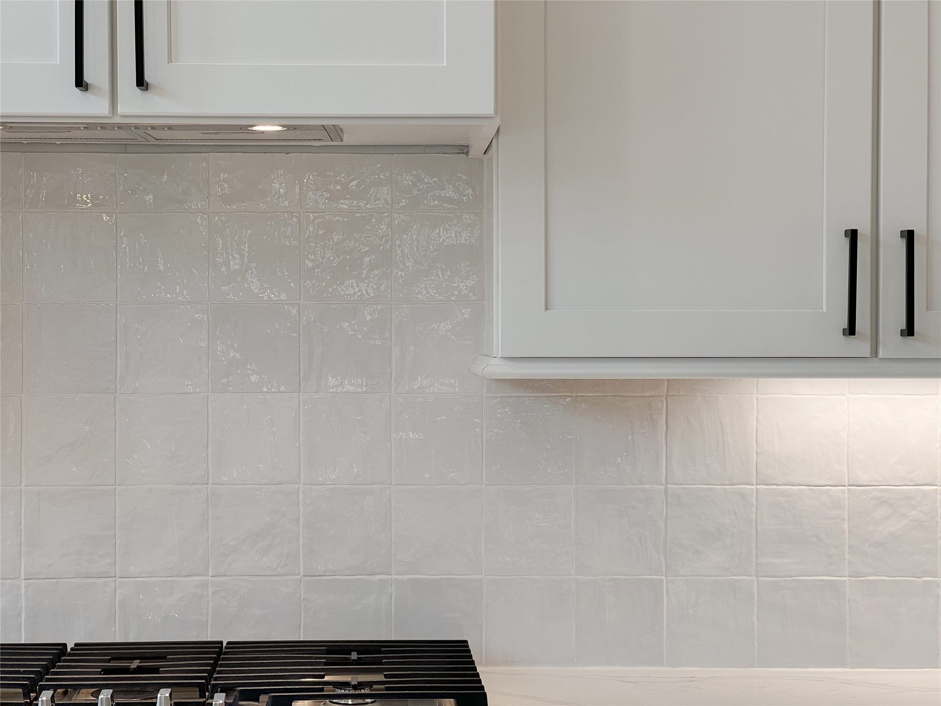 glistening tile backsplash w/texture