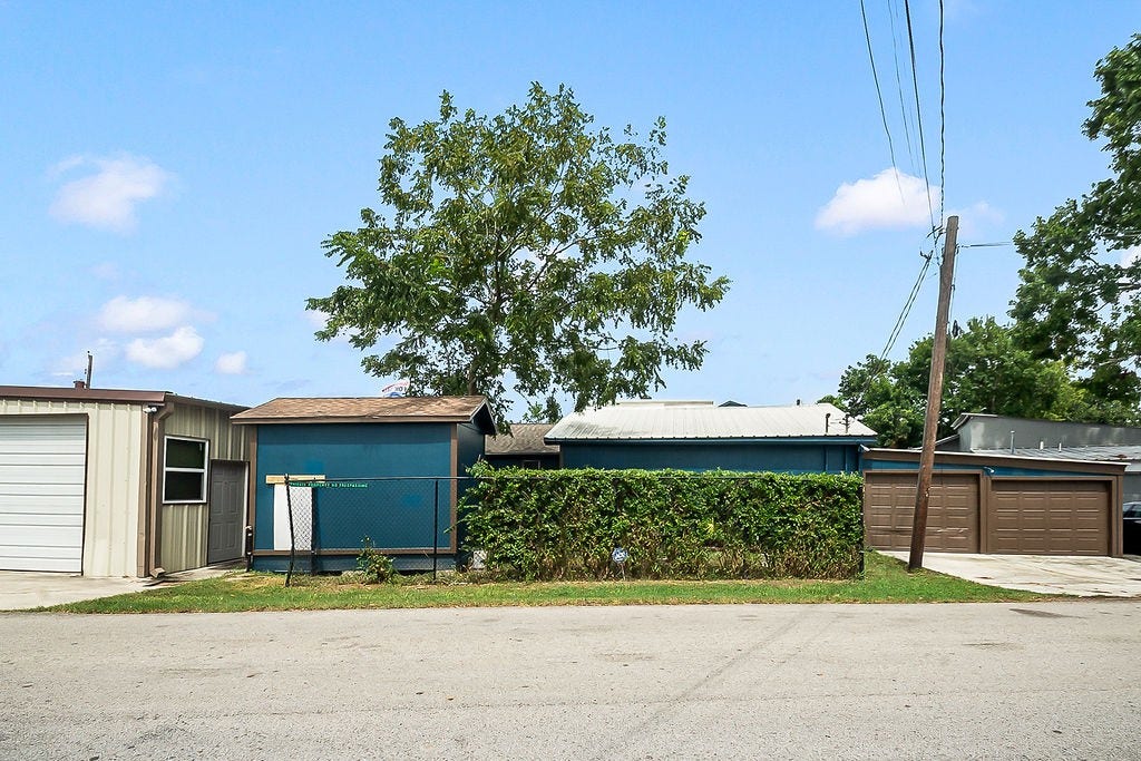 4415 W Bayshore Drive, Bacliff, TX 77518 4415 W Bayshore Drive, Bacliff, TX 77518