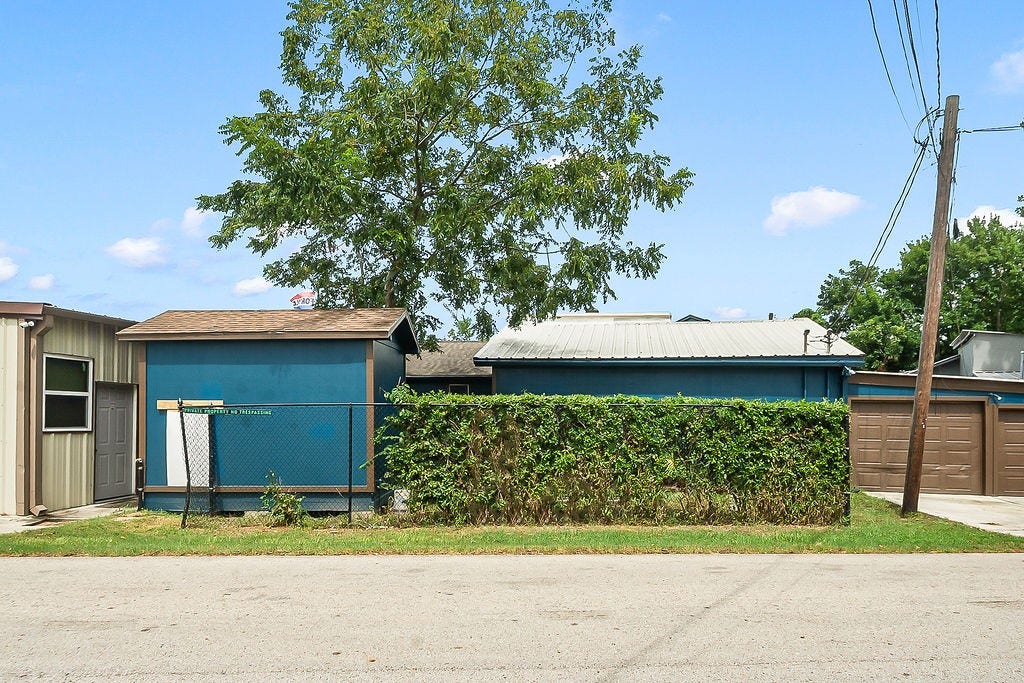 4415 W Bayshore Drive, Bacliff, TX 77518 4415 W Bayshore Drive, Bacliff, TX 77518