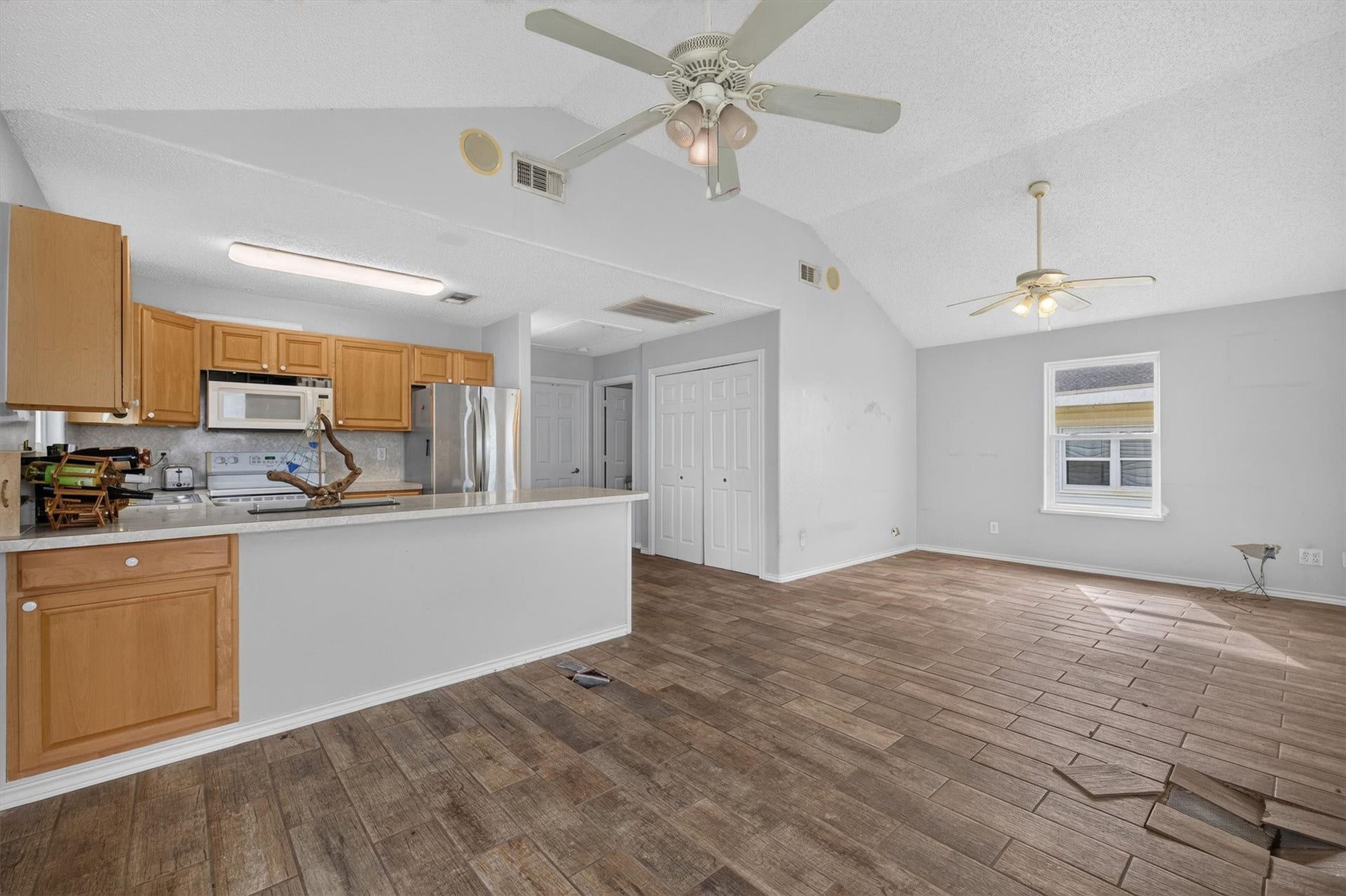 3931 Navarro Drive, Galveston, TX 77554 Open concept living and dining space