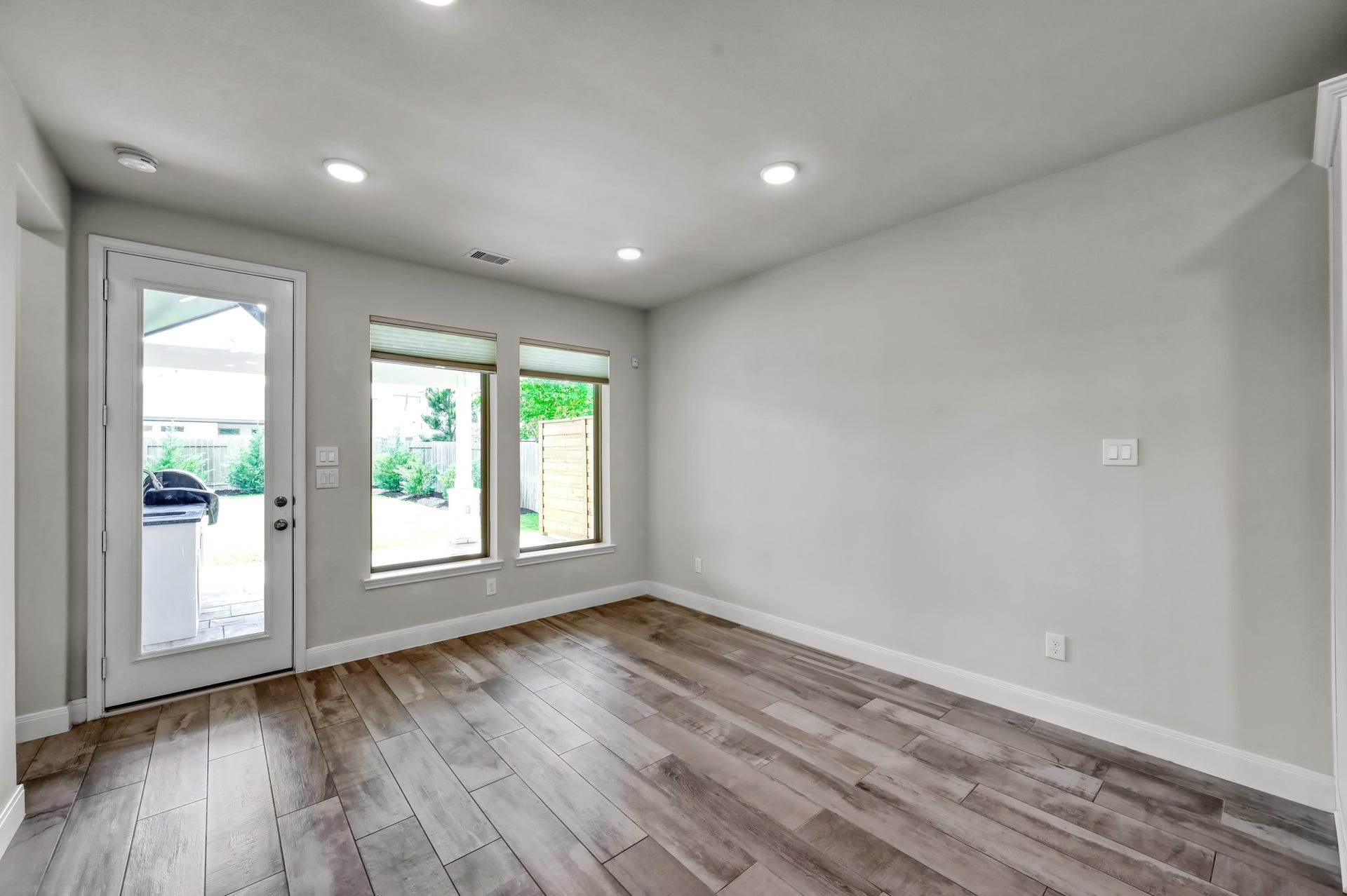 550 Chestnut Reef Court, Conroe, TX 77304 Bright dining area with backyard views and easy access to the covered patio.