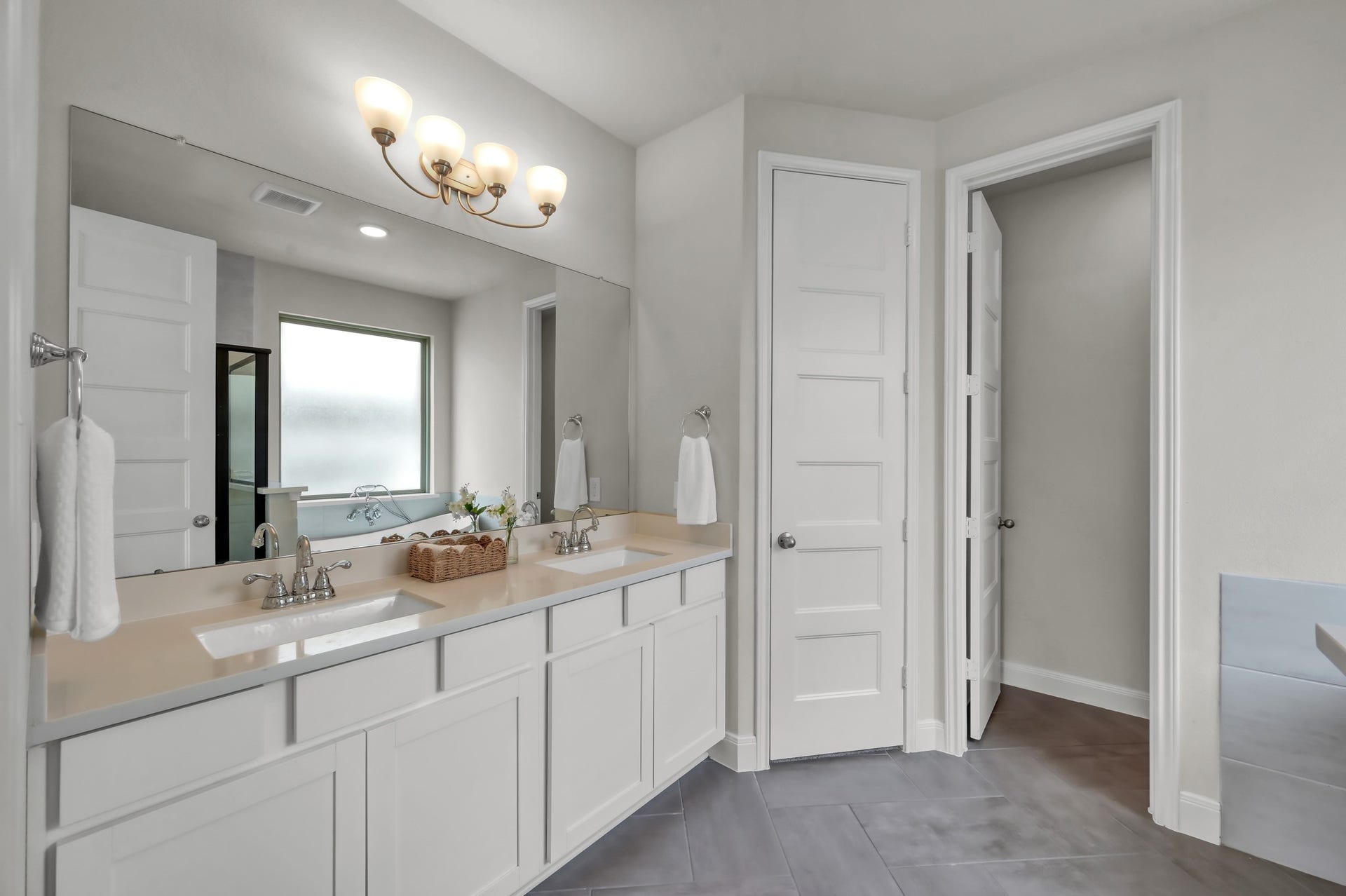 550 Chestnut Reef Court, Conroe, TX 77304 Primary bath with dual vanities, ample storage, and clean, modern finishes.