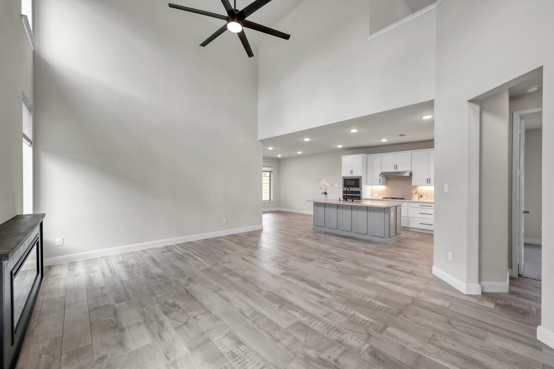 550 Chestnut Reef Court, Conroe, TX 77304 Spacious open-concept living area with soaring ceilings and seamless flow into the kitchen.