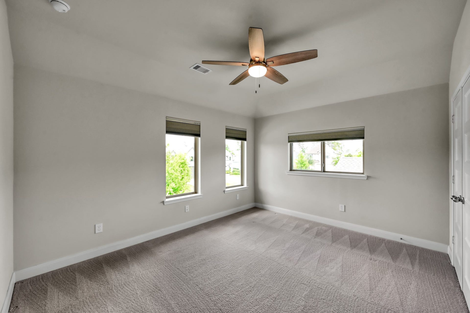 550 Chestnut Reef Court, Conroe, TX 77304 Spacious secondary bedroom.