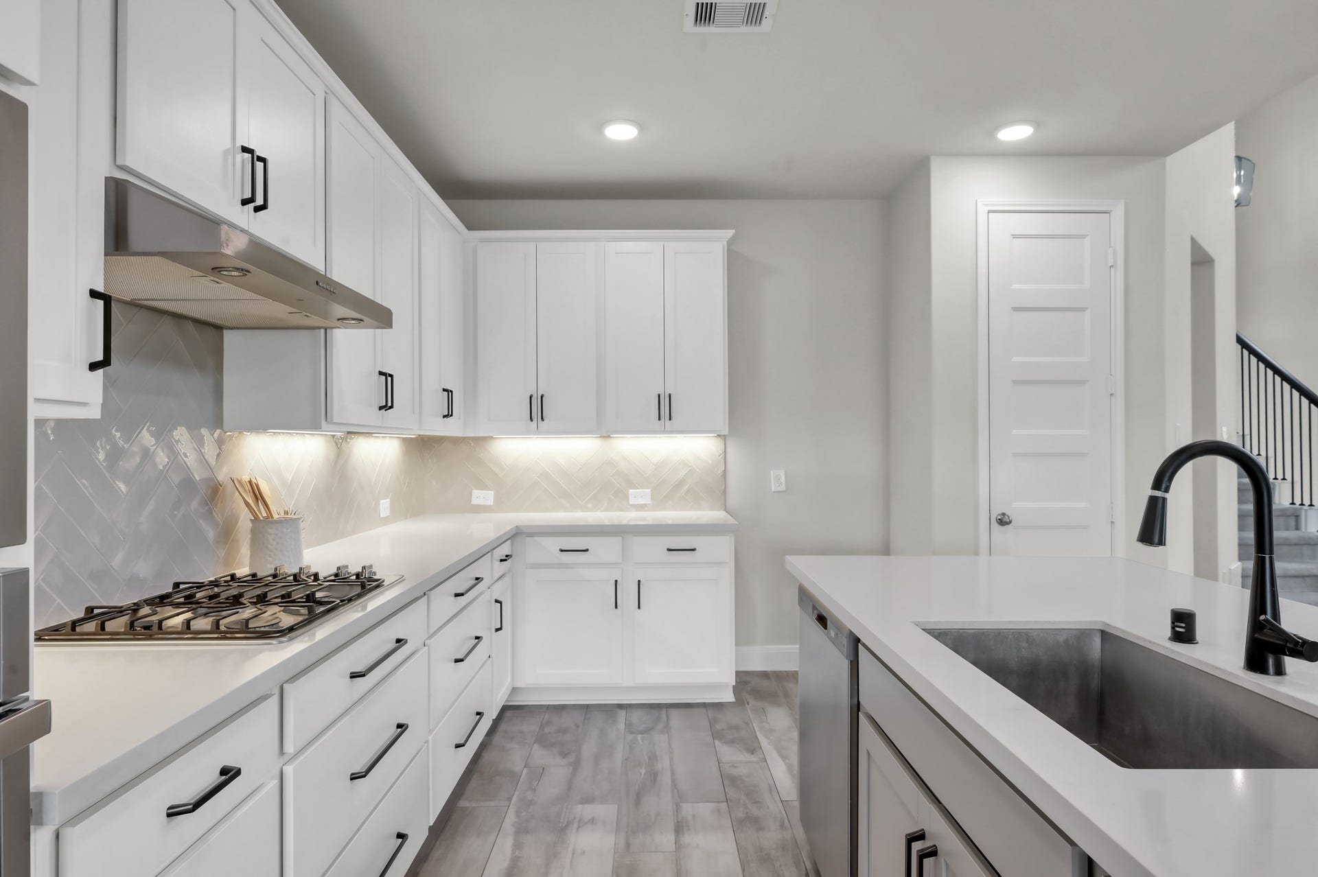 550 Chestnut Reef Court, Conroe, TX 77304 Bright kitchen with gas cooktop, sleek cabinetry, and stylish tile backsplash.