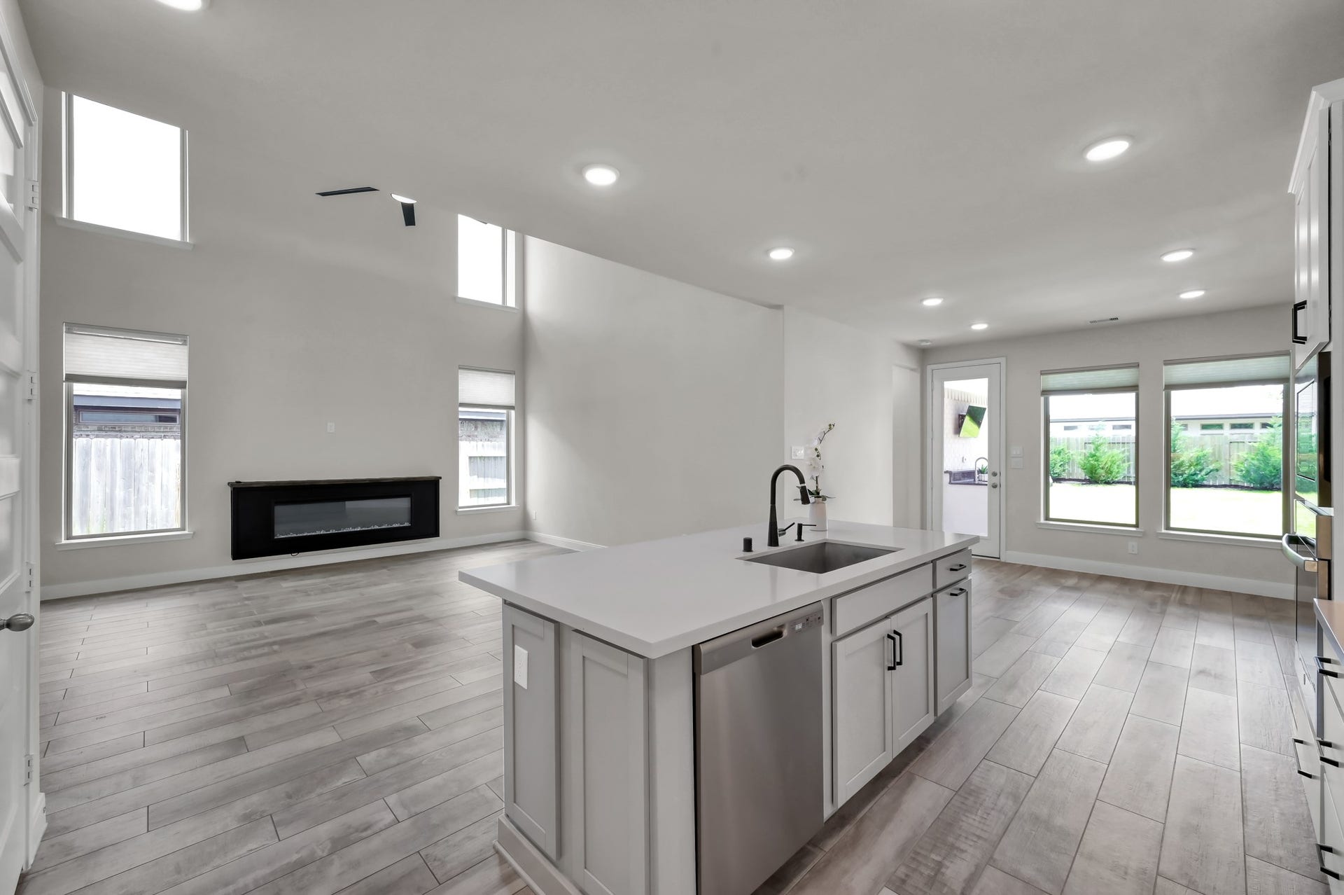550 Chestnut Reef Court, Conroe, TX 77304 Kitchen overlooks spacious living area with abundant natural light and backyard views.
