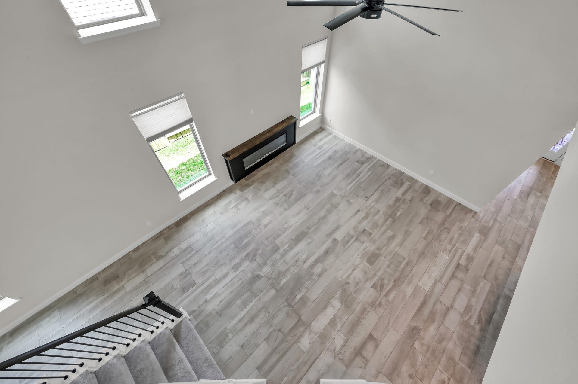 550 Chestnut Reef Court, Conroe, TX 77304 Overlook from above highlighting soaring ceilings, open layout, and modern fireplace focal point.