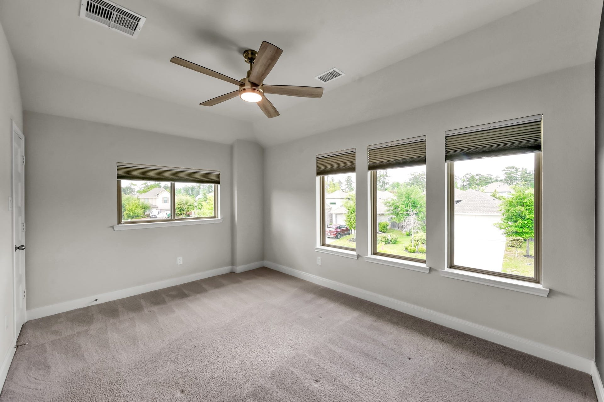 550 Chestnut Reef Court, Conroe, TX 77304 Additional view of secondary bedroom with plenty of natural light from the triple windows adds an inviting feel.
