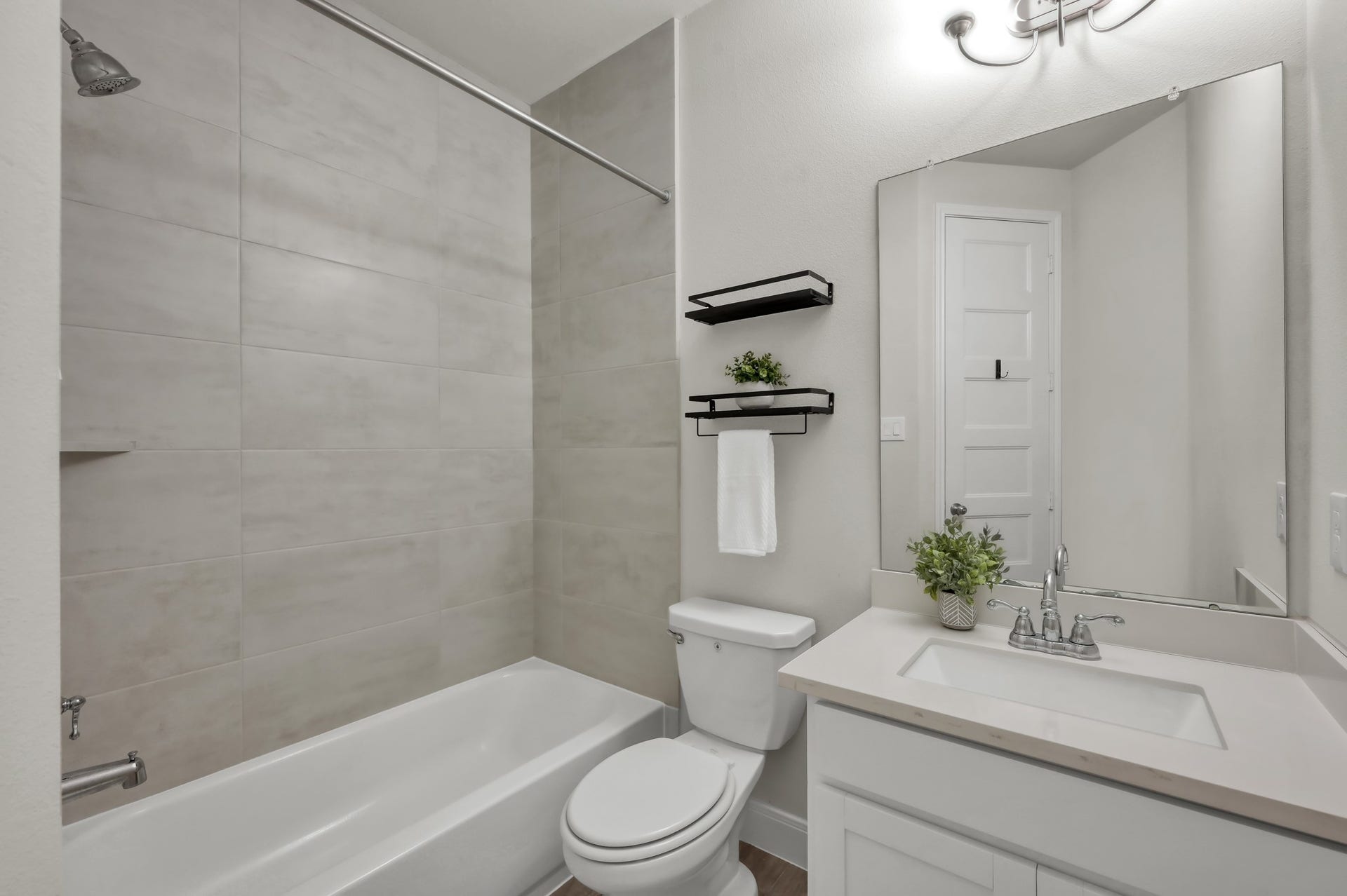 550 Chestnut Reef Court, Conroe, TX 77304 Full secondary bath with tub/shower combo and clean, modern finishes.
