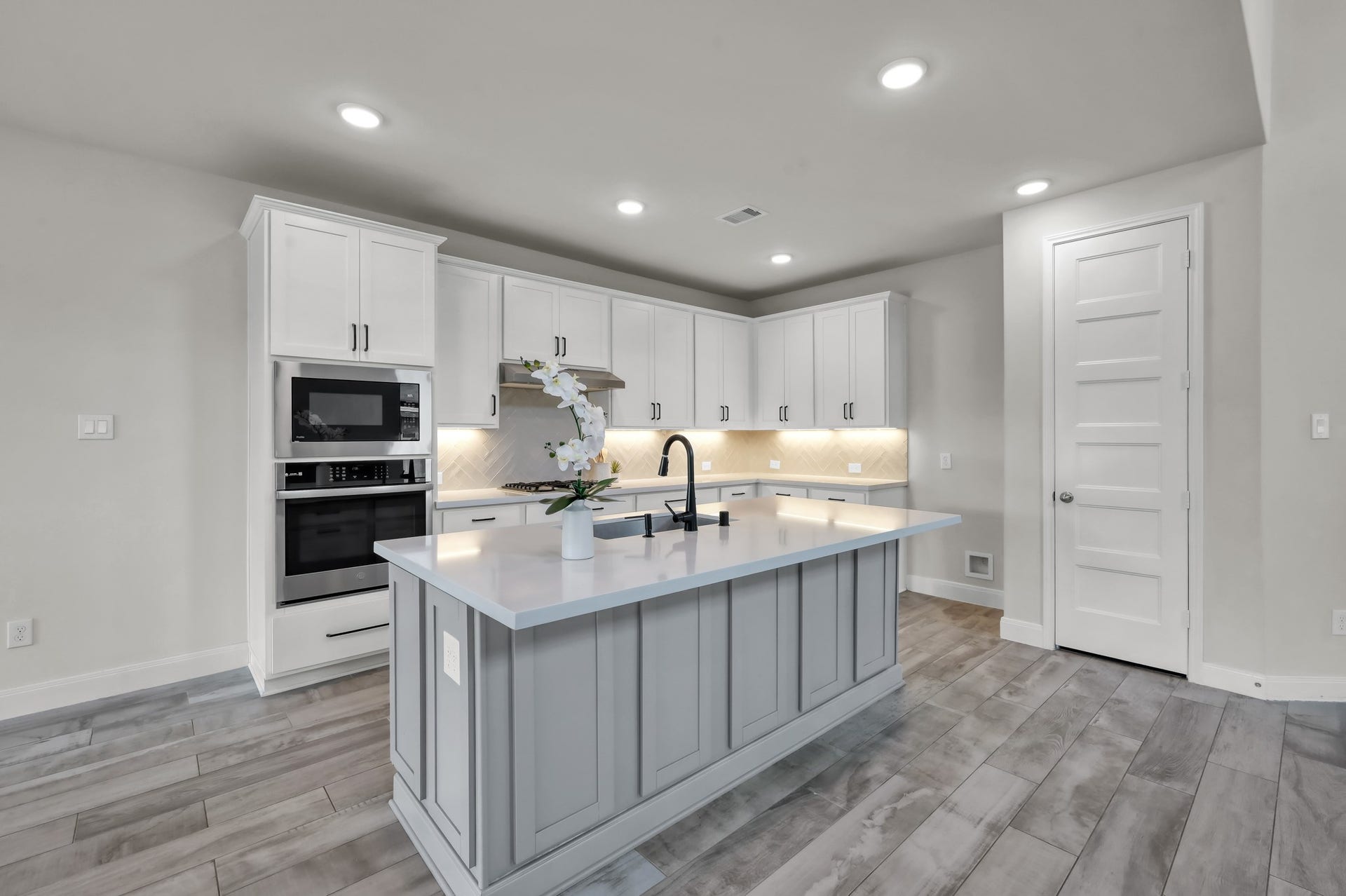550 Chestnut Reef Court, Conroe, TX 77304 Chefs kitchen with large island, quartz countertops, stainless steel appliances, and abundant cabinetry.