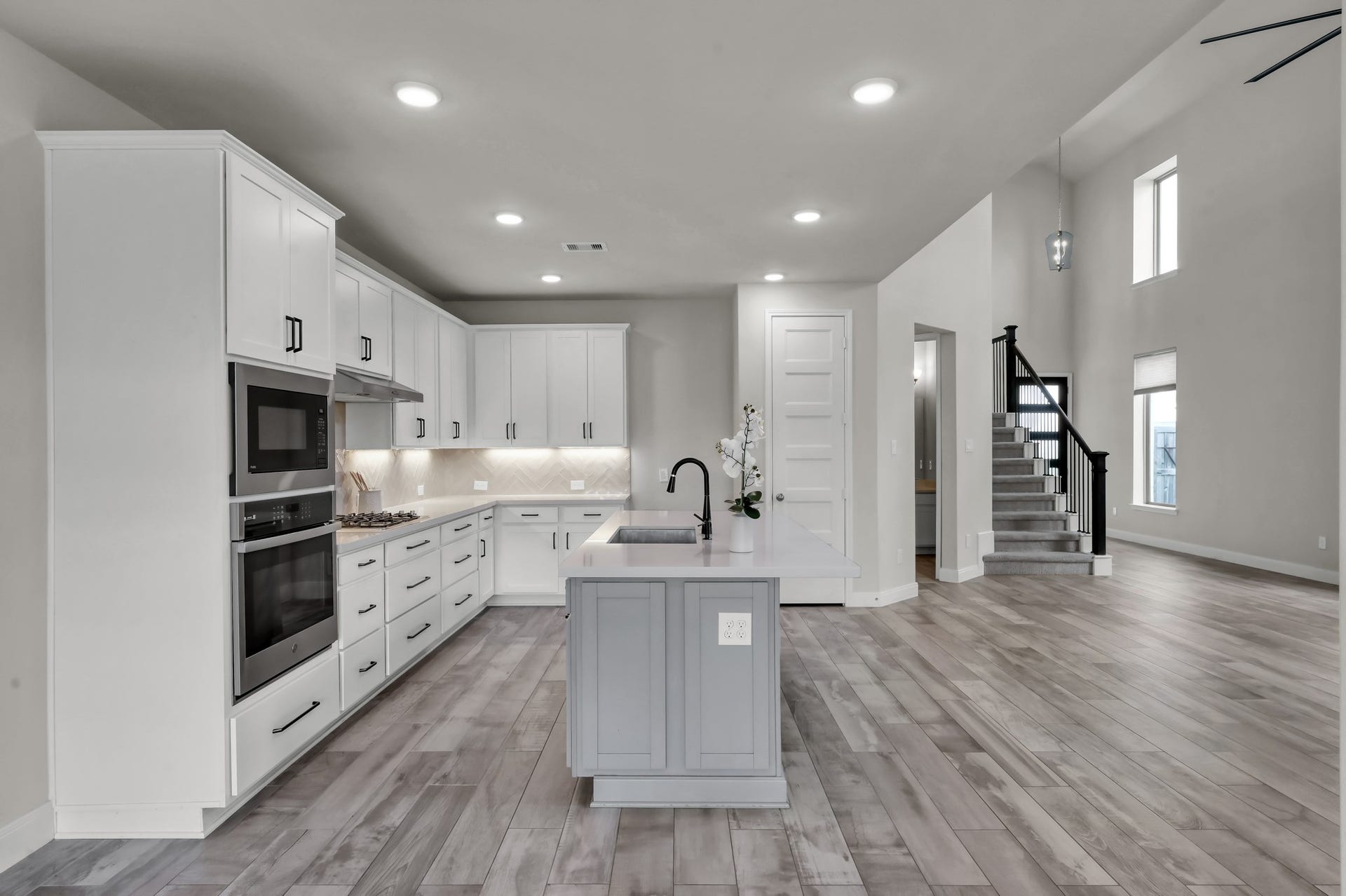 550 Chestnut Reef Court, Conroe, TX 77304 Open-concept kitchen and living space with modern finishes throughout.