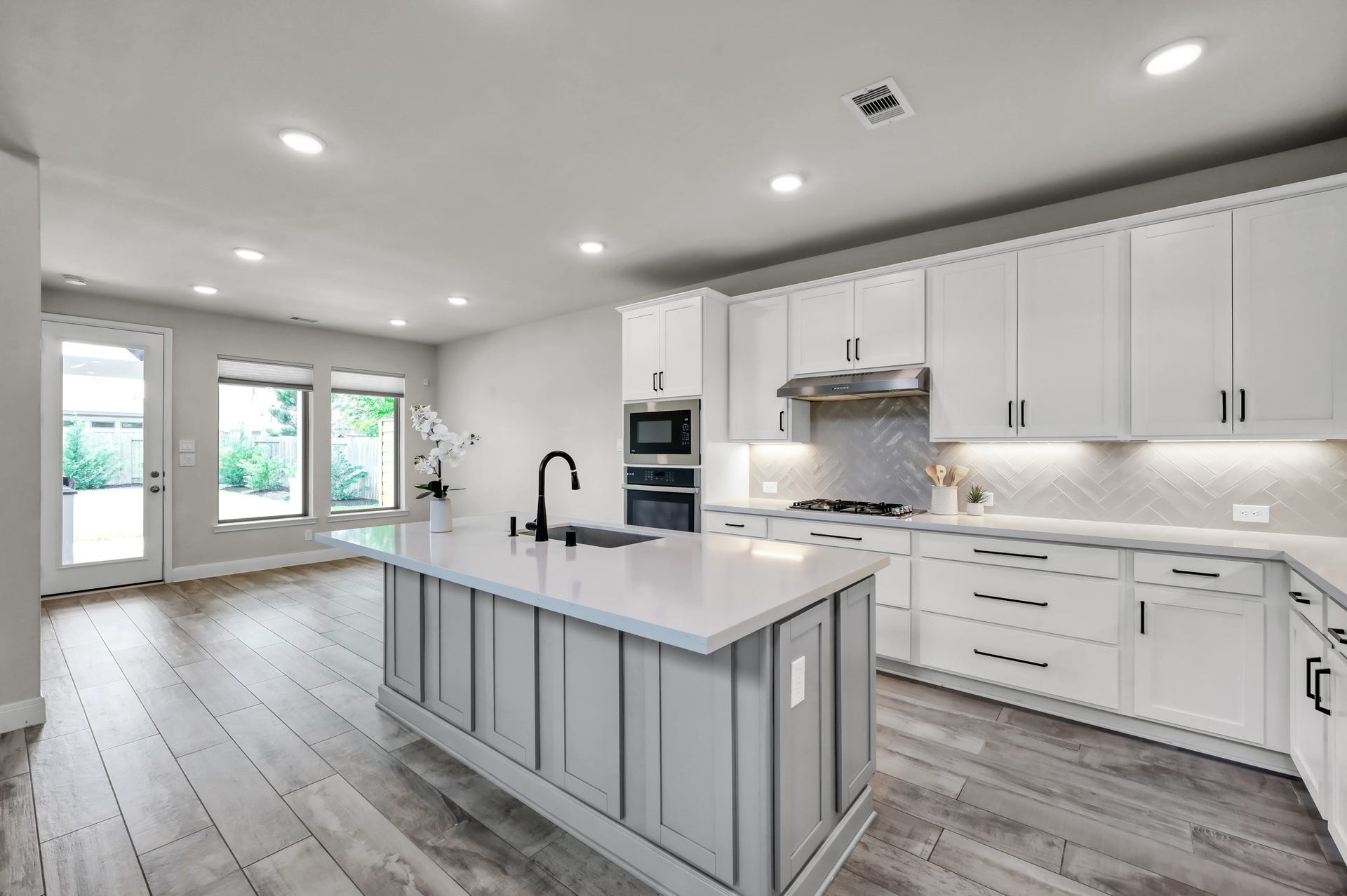 550 Chestnut Reef Court, Conroe, TX 77304 Oversized island with breakfast bar seating and under-cabinet lighting.