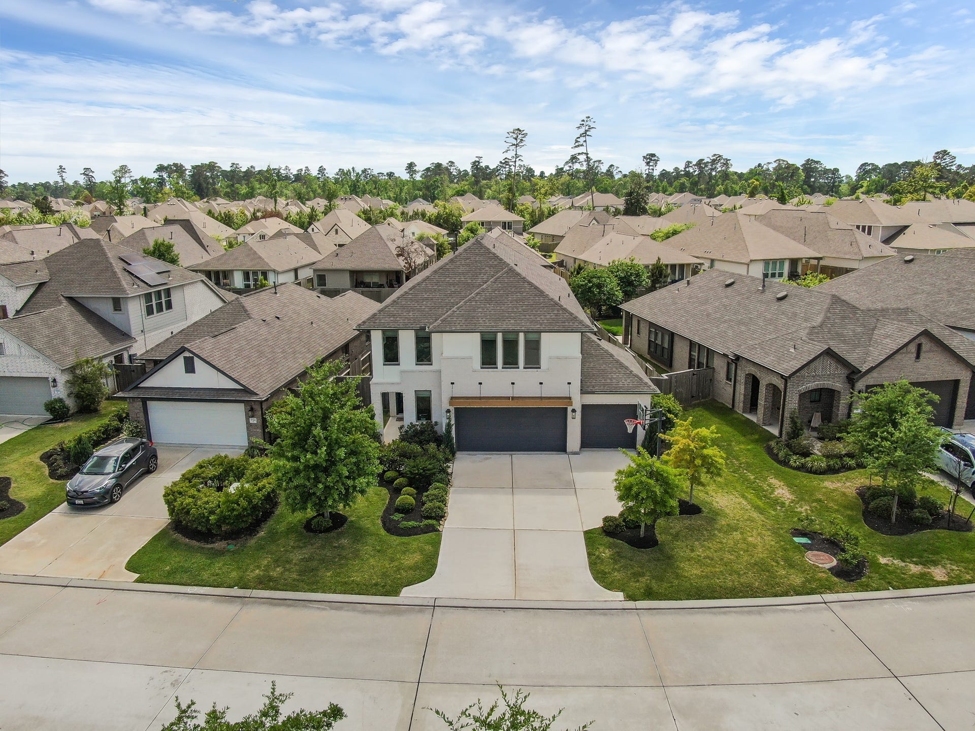 550 Chestnut Reef Court, Conroe, TX 77304 Aerial view showcasing lush landscaping and well-maintained surrounding homes.