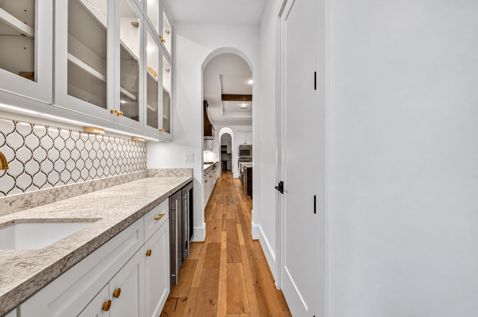 Butlers Pantry/wet bar is great for entertaining those dinner parties.