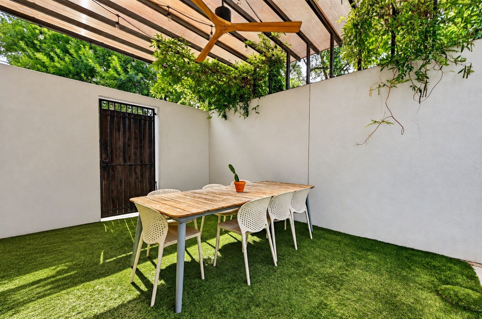 Elegant outdoor dining area is great for those outdoor dinner parties.