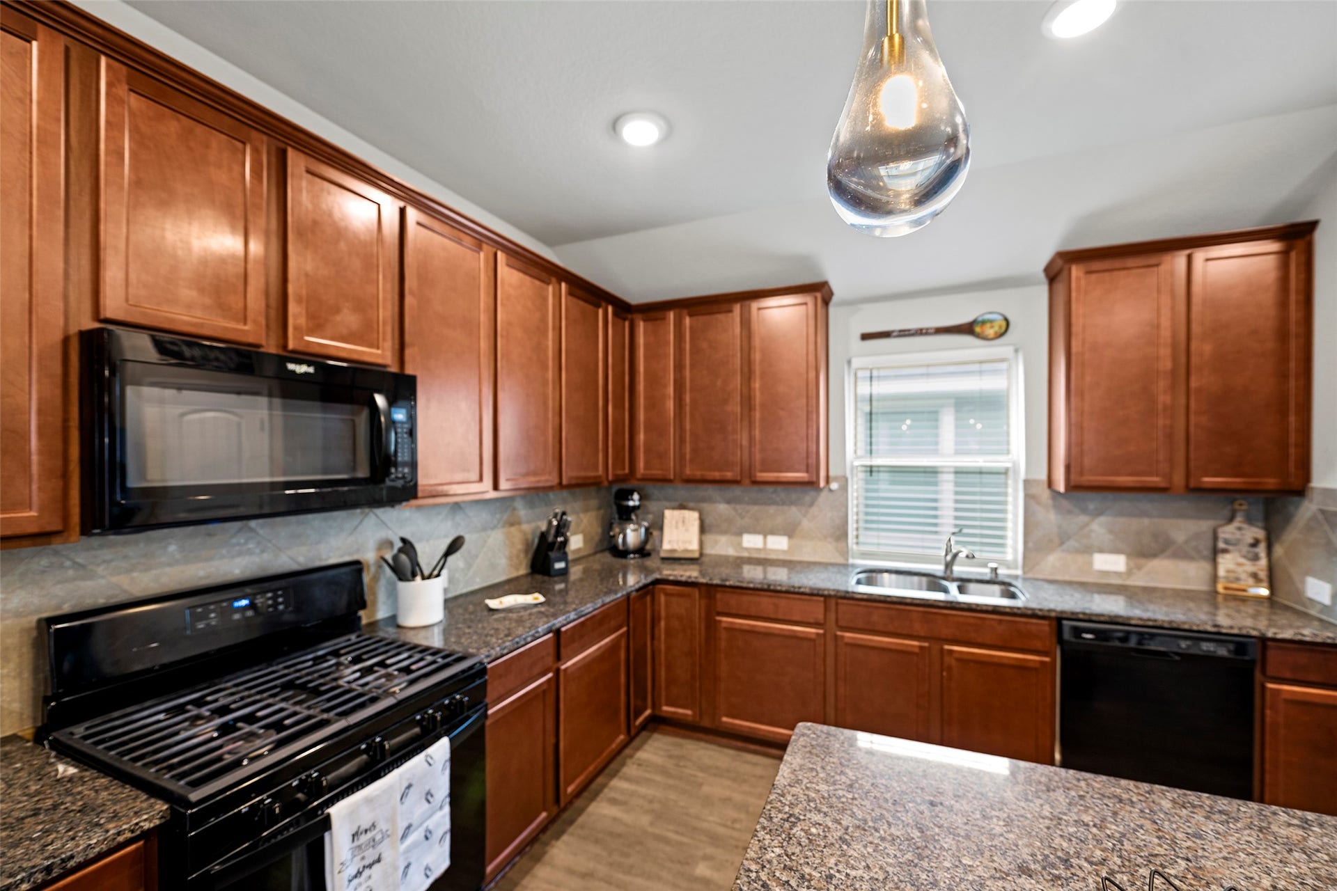 6938 Scarlet Sagebrush Street, Katy, TX 77449 Spacious kitchen featuring an expansive countertop area, ideal for meal preparation and entertaining.