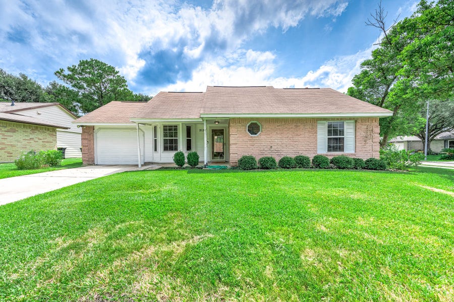 Property photo for 915 W Primrose Meadows Circle, Pearland, TX