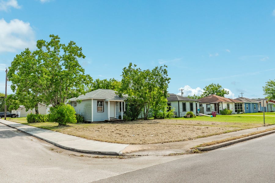 Property photo for 1130 W 8th Street, Freeport, TX