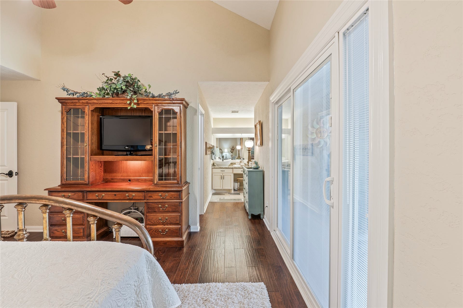 16530 Space Center Boulevard, Houston, TX 77058 Private and direct access to the primary bath from the primary bedroom.